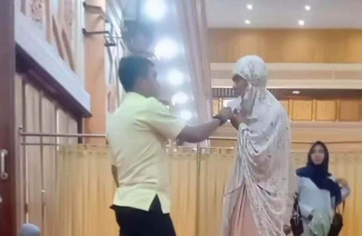 BIKIN HEBOH : Viral! Pria Ber-Mukena Gemparkan Jemaah Salat di Islamic Center Mataram, NTB.