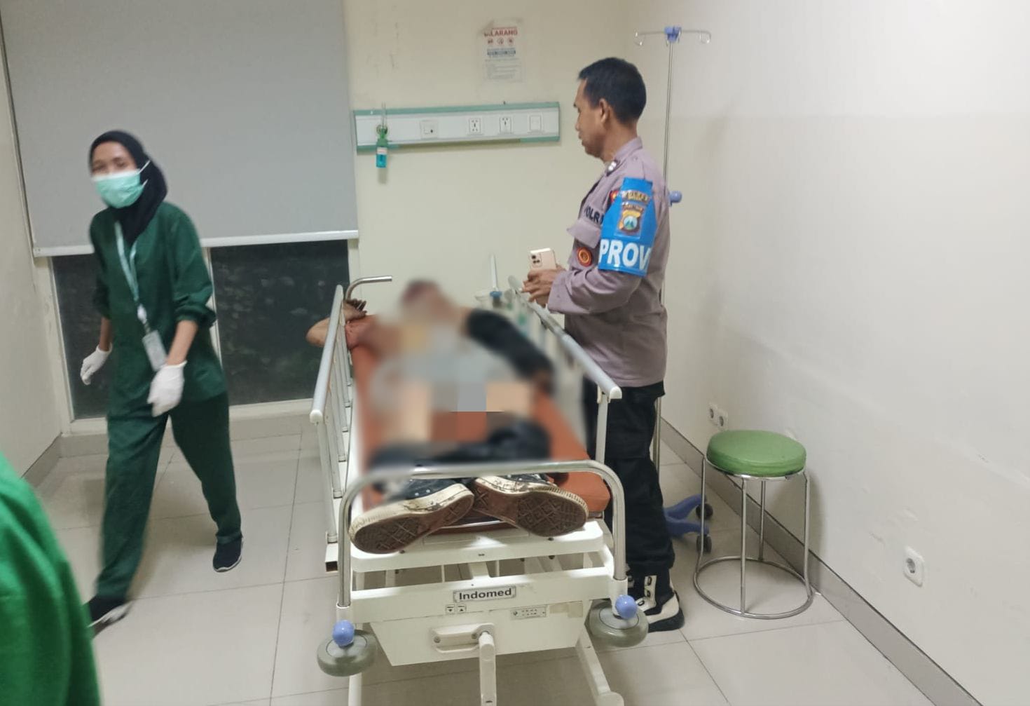 DIRAWAT : Pelaku Farhan saat mendapatkan perawatan medis usai dihajar warga di RS Eka Husada, Kecamatan Menganti,  Gresik.