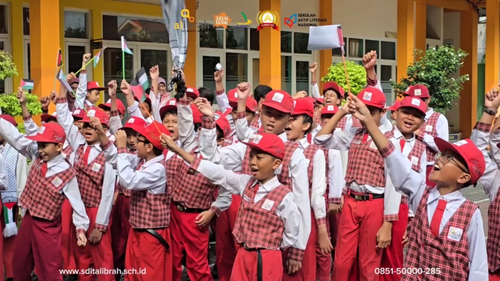 SOLIDARITAS : Siswa dan Guru SDIT AL Ibrah Melakukan aksi kecam penjajahan sesuai isi UUD 1945.