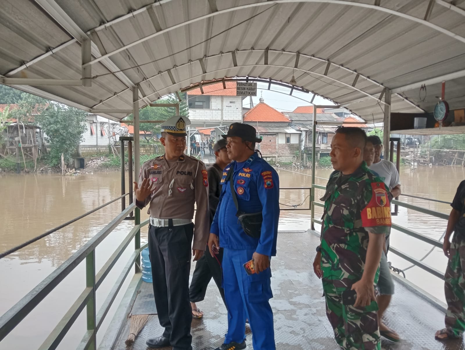 PENCARIAN: Petugas kepolisian dan TNI dibantu warga saat melaukan pencarian korban menggunakan perahu tambangan di Desa Bambe, Kecamatan Driyorejo, Gresik.