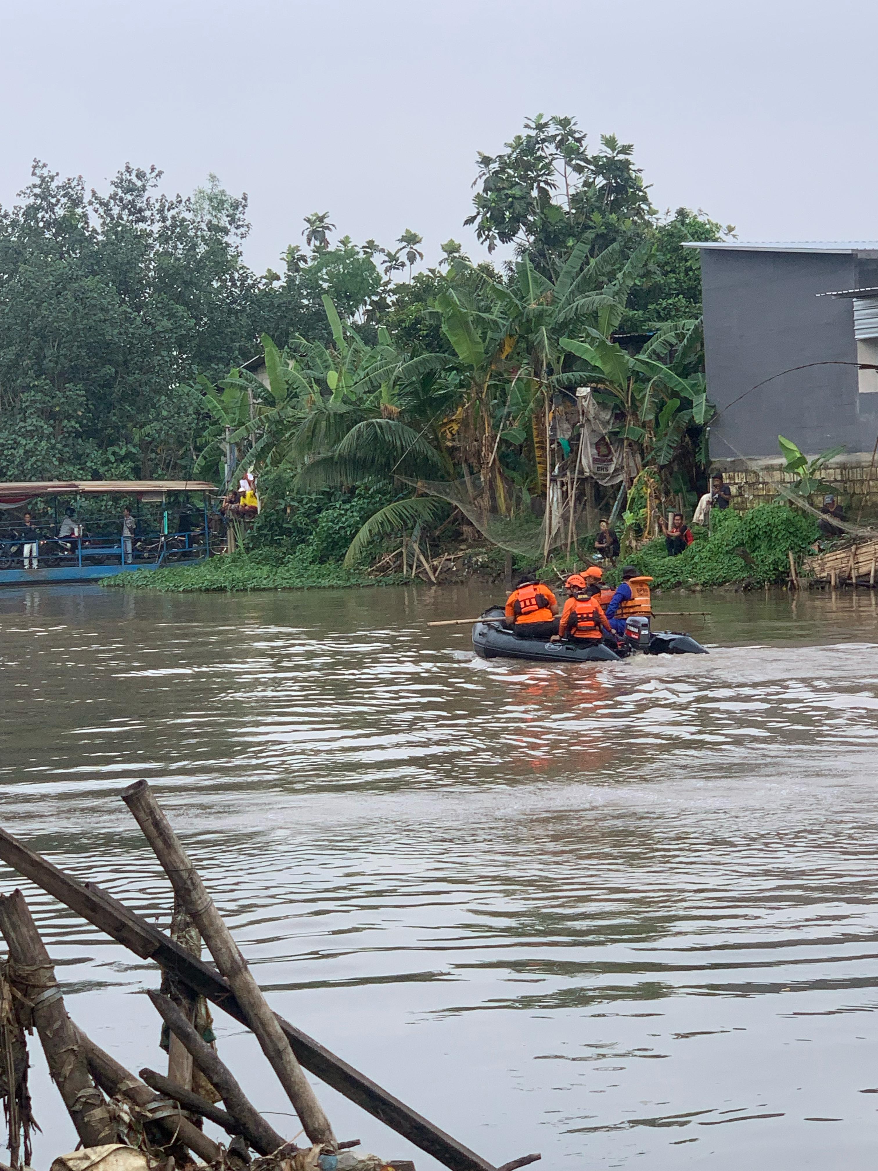 PENCARIAN : Tim gabungan saat melakukan penyisiran sungai Kalimas dengan perahu karet mencari korban Estu Winarni yang melompat ke sungai di Desa Bambe, Kecamatan Driyorejo, Gresik.
