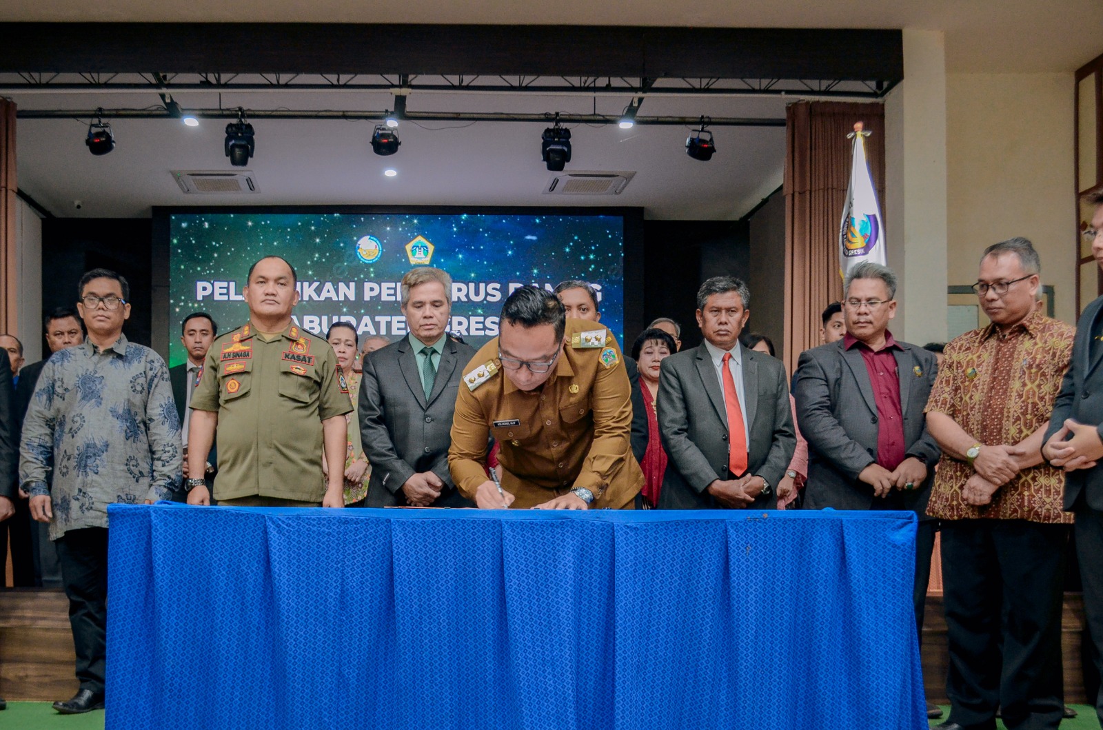 KOMITMEN: Wakil Bupati Gresik, dr. Asluchul Alif menandatangi komitmen untuk menjaga kerukunan beragama di Gresik.