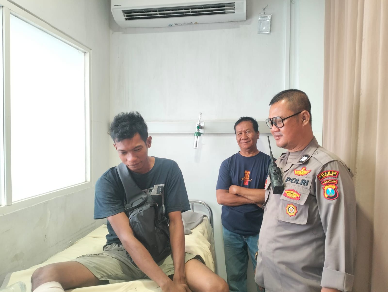 DIRAWAT : Korban Ibnu Sandy Kurniawan saat dirawat di RS Petrokimia Gresik, Driyorejo.