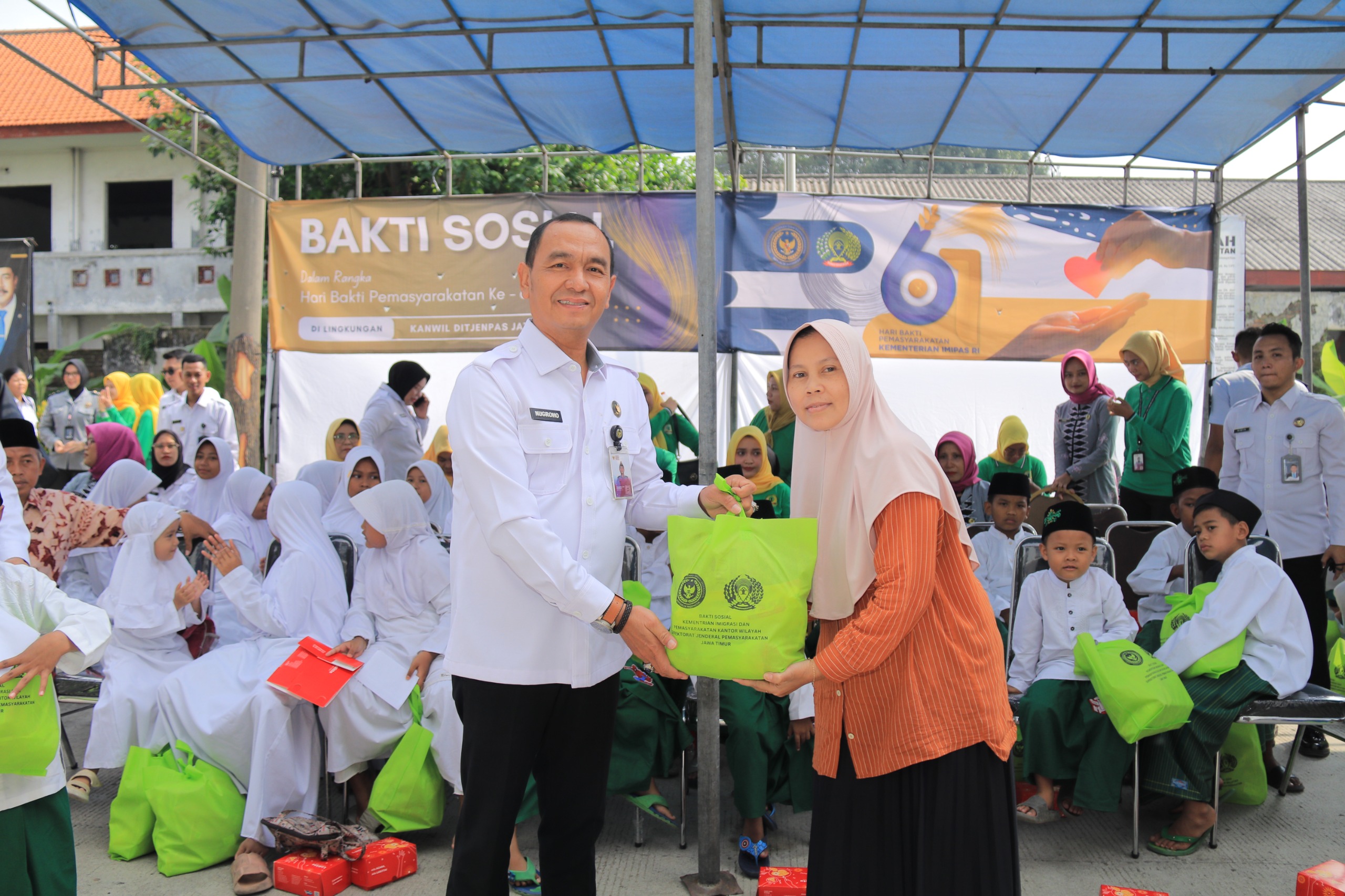 PEDULI : Kepala Rutan Gresik, Yuliawan Dwi Nugroho saat menyerahkan 100 Paket bantuan untuk disalurkan ke anak-anak yatim dari Panti Asuhan Al-Amin di Momen HBP ke-61.