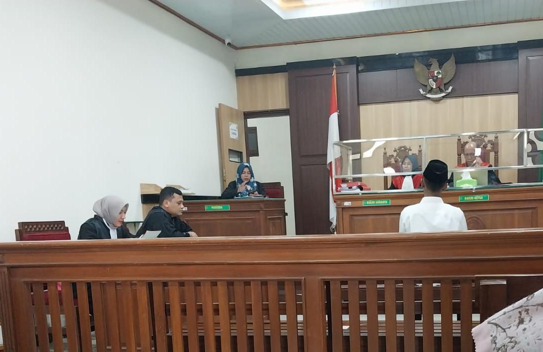 DISIDANG : Terdakwa Abdul Halim sat menjalani sidang di PN Gresik.