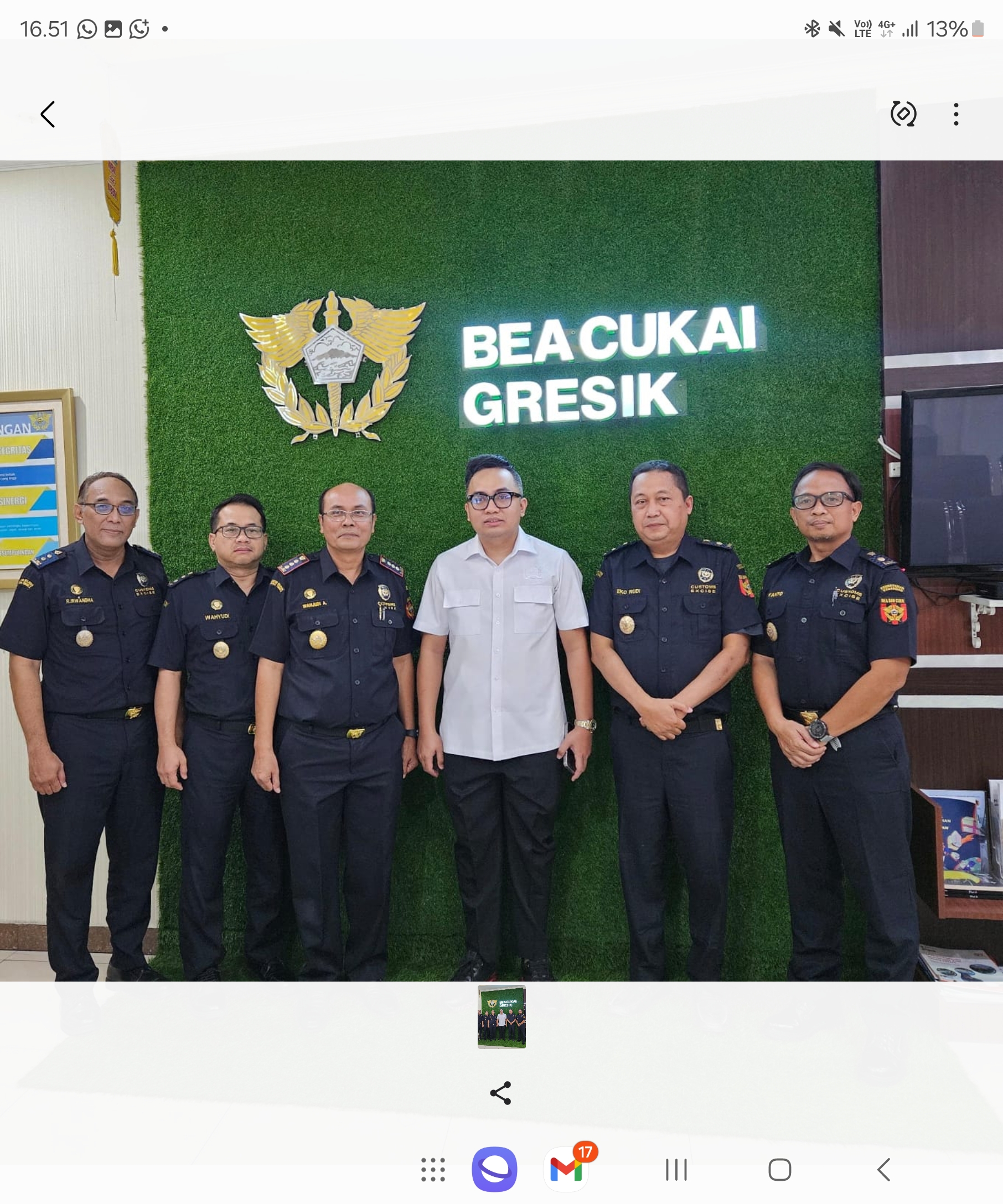 Mitra Kerja : Anggota Komisi XI DPR RI Jiddan berfoto bersama di Kantor Bea Cukai Gresik