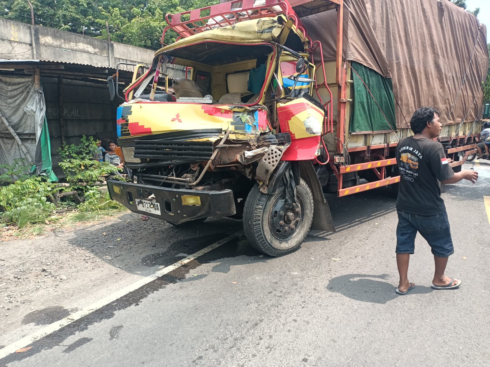 LAKA LANTAS: insiden tabrakan terjadi di Jalan Raya Boboh, Desa Boboh, Kecamatan Menganti, melibatkan sebuah truk dan dum truk, Rabu (16/4) sekitar pukul 11.30 WIB.