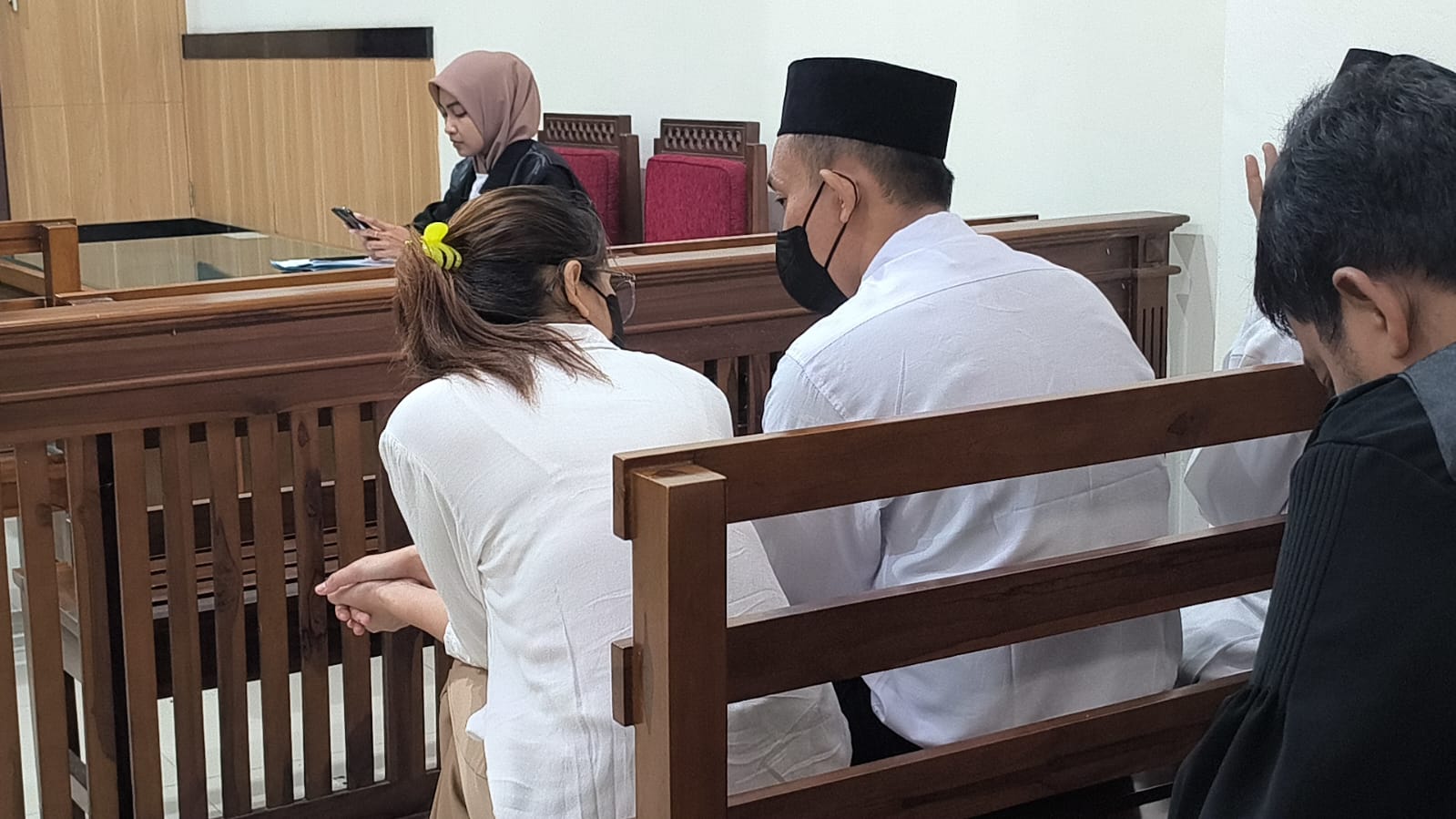 DAKWAAN : Terdakwa Ichlas Budhi Pratama dan&nbsp; Viska Dhea Ramadhani saat menjalani sidang di PN Gresik.