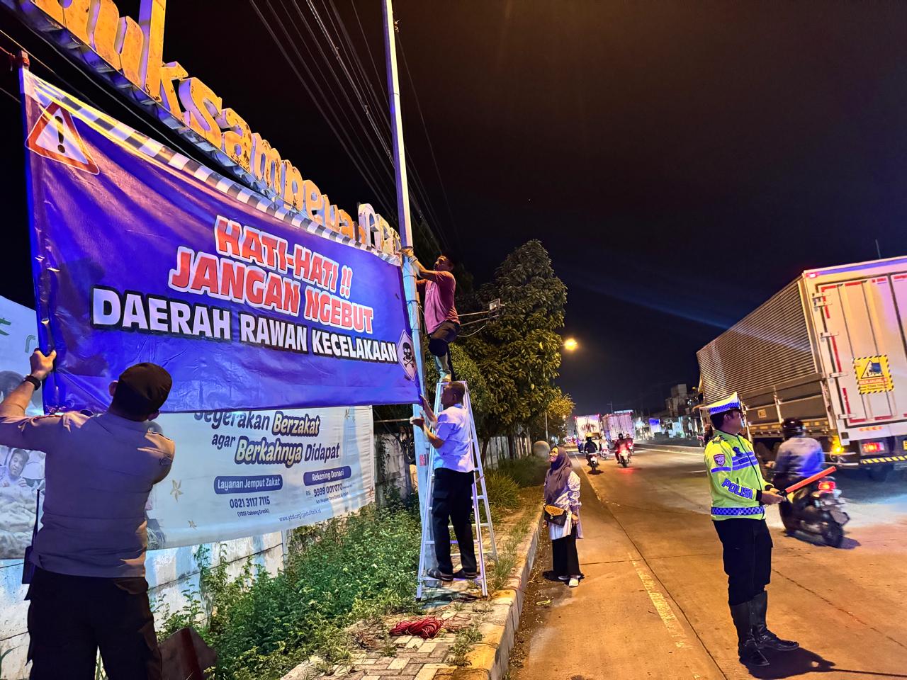 Nur Saidah bersama Kepala Desa Duduksampeyan, Said Sadan, Kapolsek Duduksampeyan, dan sejumlah relawan, memasang spanduk bertuliskan "Hati-Hati, Jangan Ngebut! Daerah Rawan Kecelakaan" di 10 titik