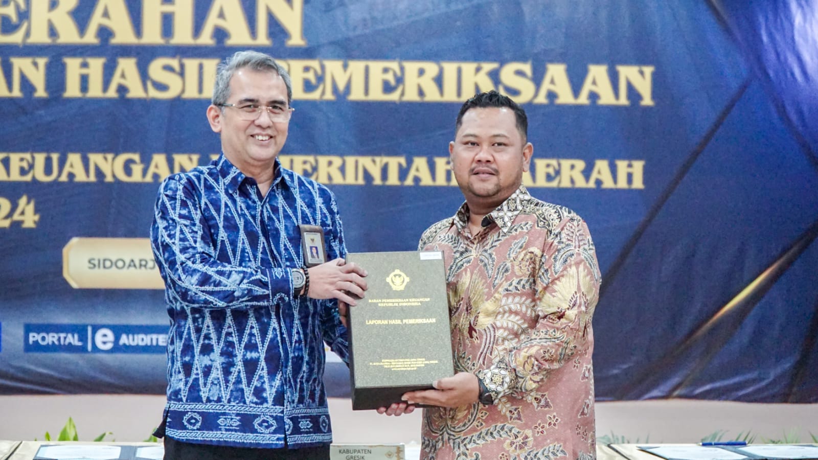 KONSISTEN: Bupati Gresik Fandi Akhmad Yani menerima apresiasi atas prestasi pemkab mengelola keuangan daerah.