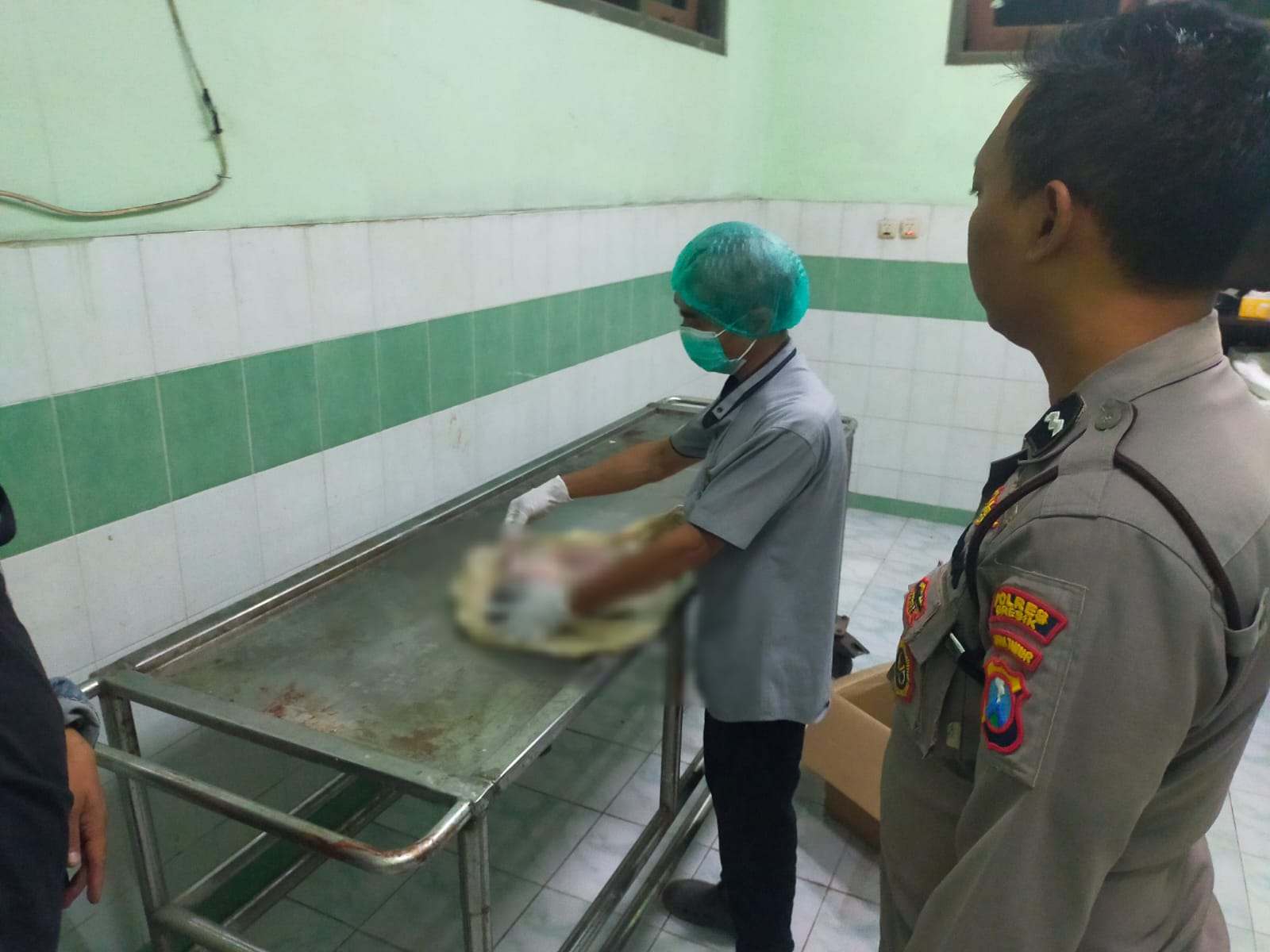 EVAKUASI : Anggota Polsek Kebomas saa melakukan evakuasi jenazah bayi ke RSUD Ibnusina, Gresik untuk dilakukan visum.