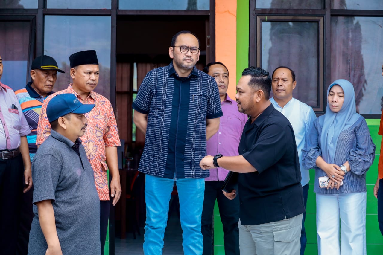 TERPANTAU: Sekretaris Jenderal Kementerian Sosial Republik Indonesia (Kemensos RI), Robben Rico, didampingi langsung oleh Bupati Gresik, Fandi Akhmad Yani
