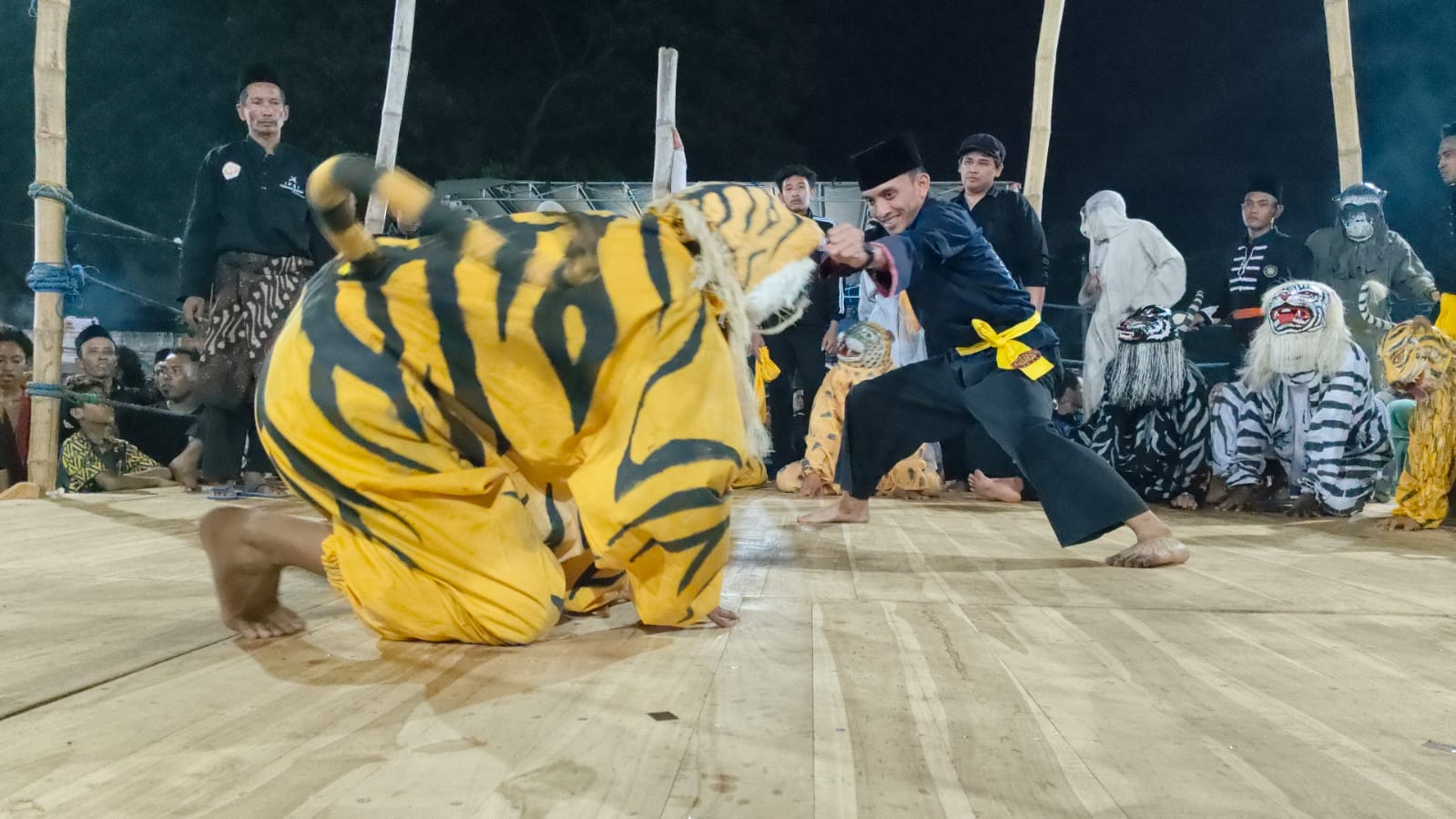 PENCAK MACAN: Penampilan memukau seni pencak macanan memeriahkan acara halal bihalal Ikatan Pencak Silat Tradisional Burung Sikatan di Lapangan Desa Bungah, Kecamatan Bungah, Kabupaten Gresik.