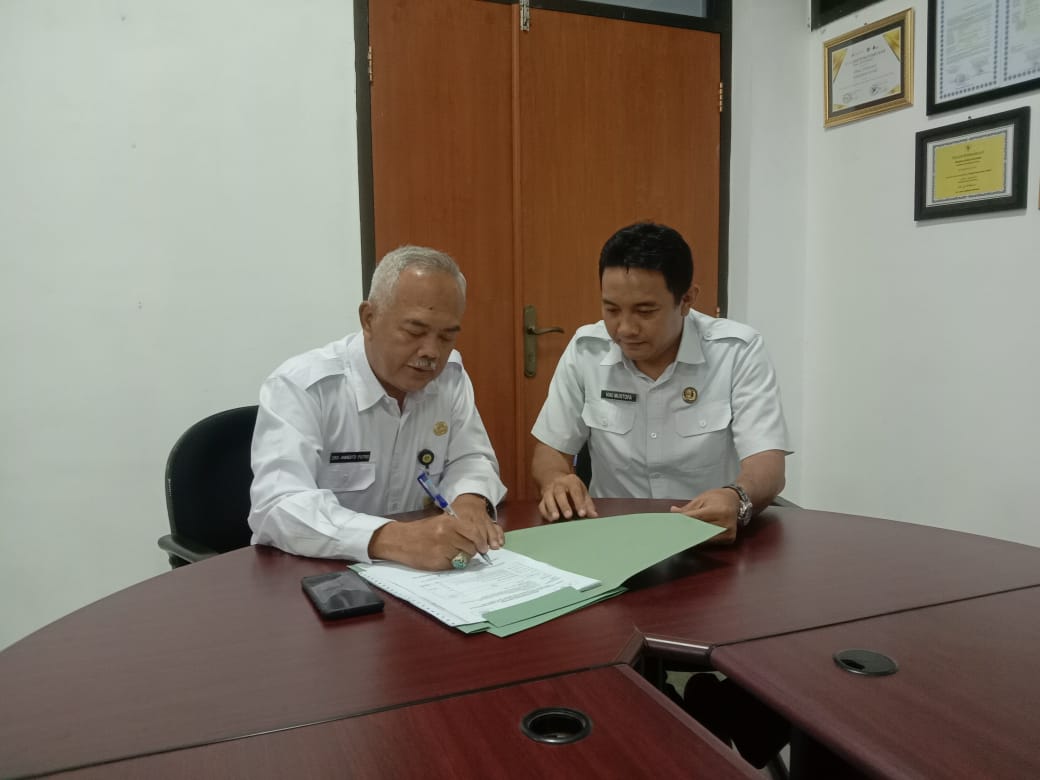 PERSIAPAN: Jelang Idul Adha, para Dinas Pertanian Pemkab Gresik mempersiapkan program yang menarik pembeli agar hewan kurbannya laku