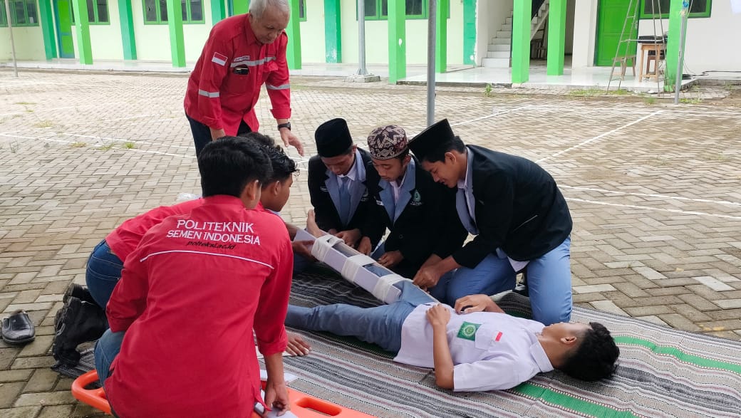 PENINGKATAN SKILL: sekolah di Gresik utara menggelar pelatihan Keselamatan dan Kesehatan Kerja (K3) dasar bagi siswa kelas 12.