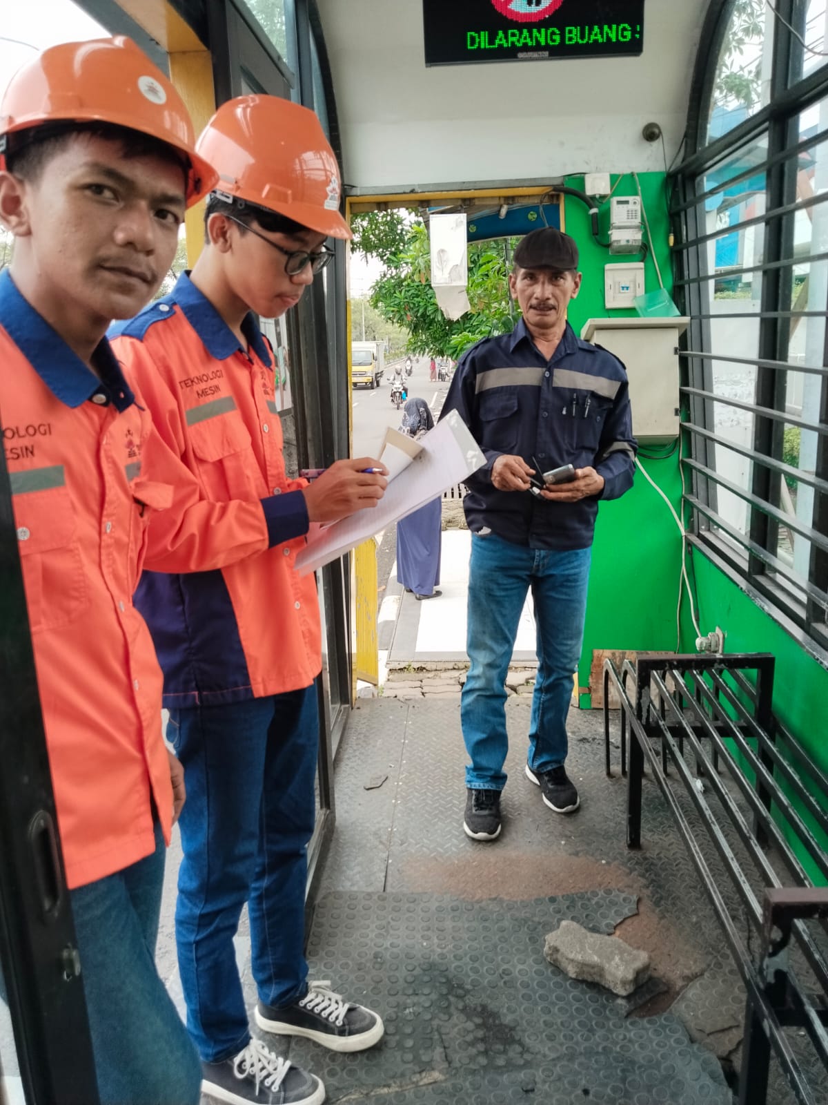 mahasiswa Politeknik Semen Indonesia (Polseni) melaksanakan kegiatan perbaikan lantai halte Bus Trans Jatim yang terletak di Gresik.