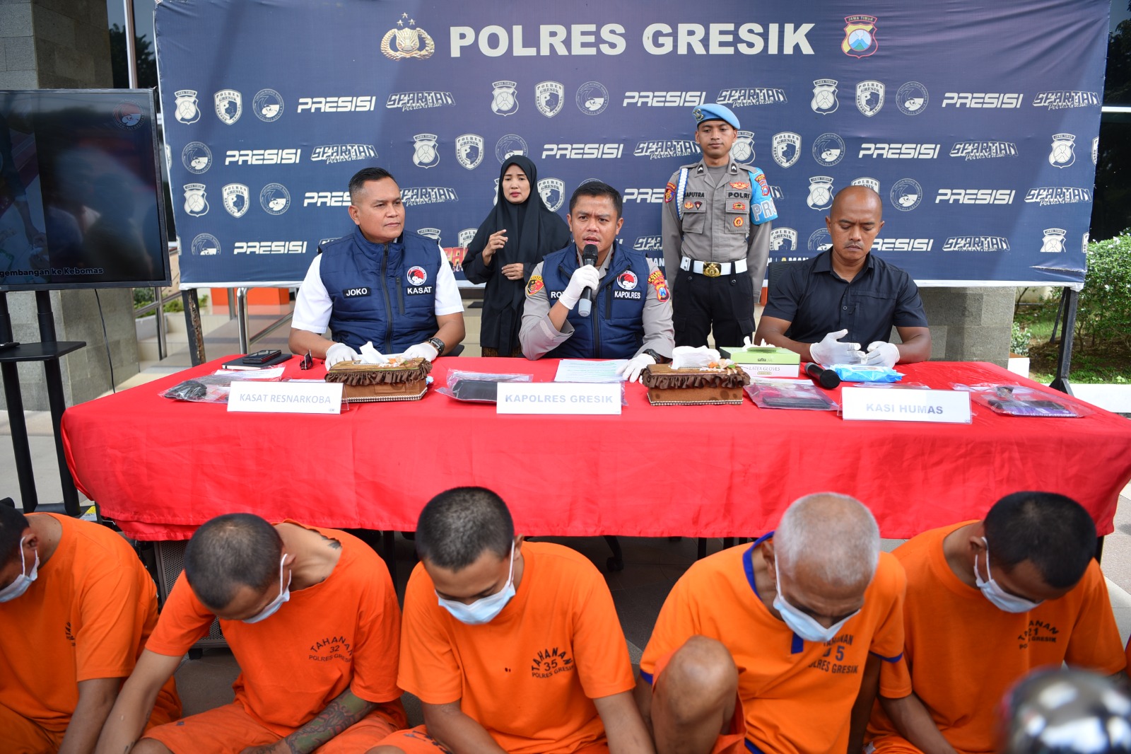 DIAMANAKAN: Keenam tersangka pengendara saat diamankan di Mapolres Gresik.