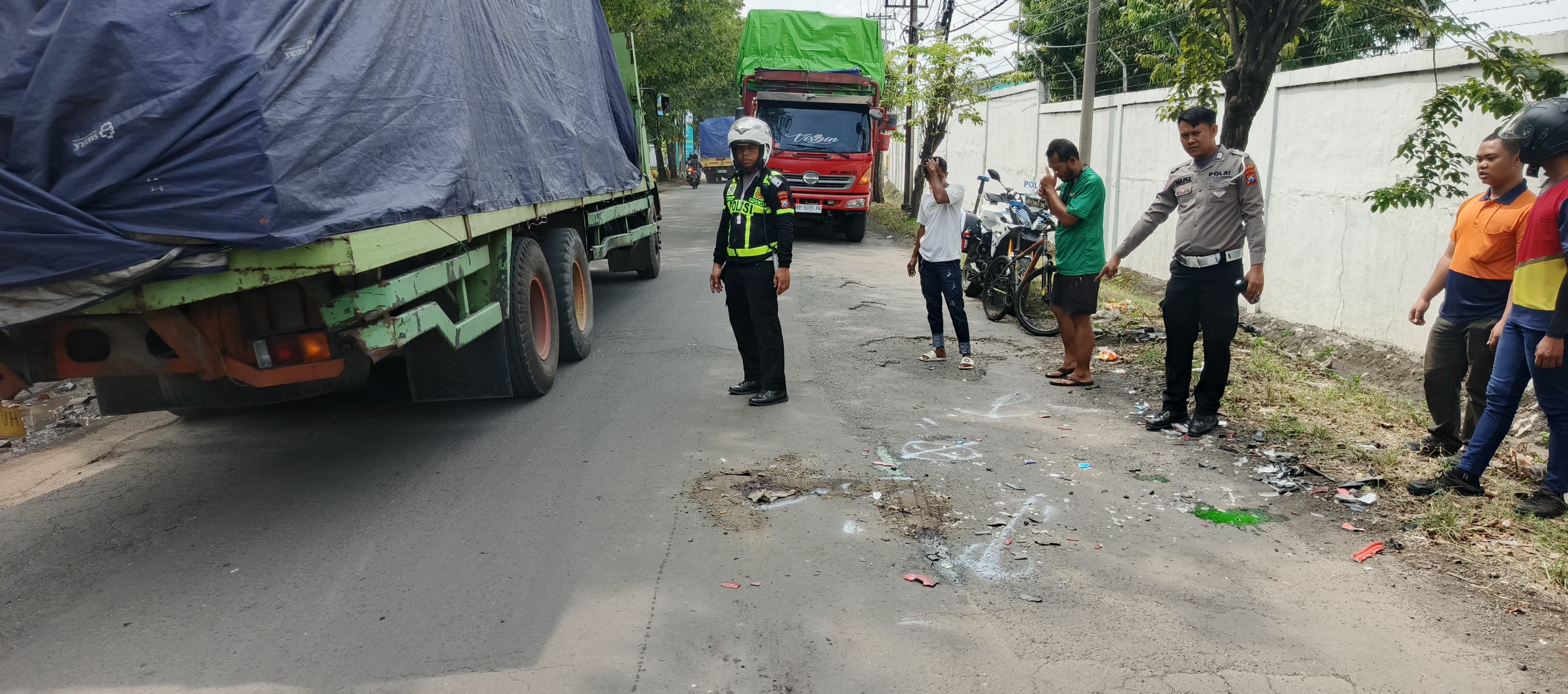 OLAH TKP: Anggota Unit Laka Satlantas Polres Gresik melakukan olah TKP kecelakaan di Jalan Raya Mayjend Sungkono, Kelurahan Segoromadu, Kecamatan Kebomas.