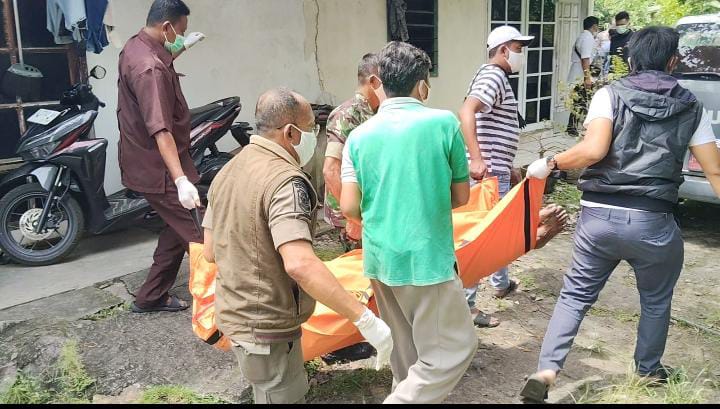 DIEVAKUASI : Anggota Polsek Bungah dibantu tim medis saat melakukan evakuasi korban untuk di bawa ke kamar jenazah RSUD Ibnu Sina Gresik.