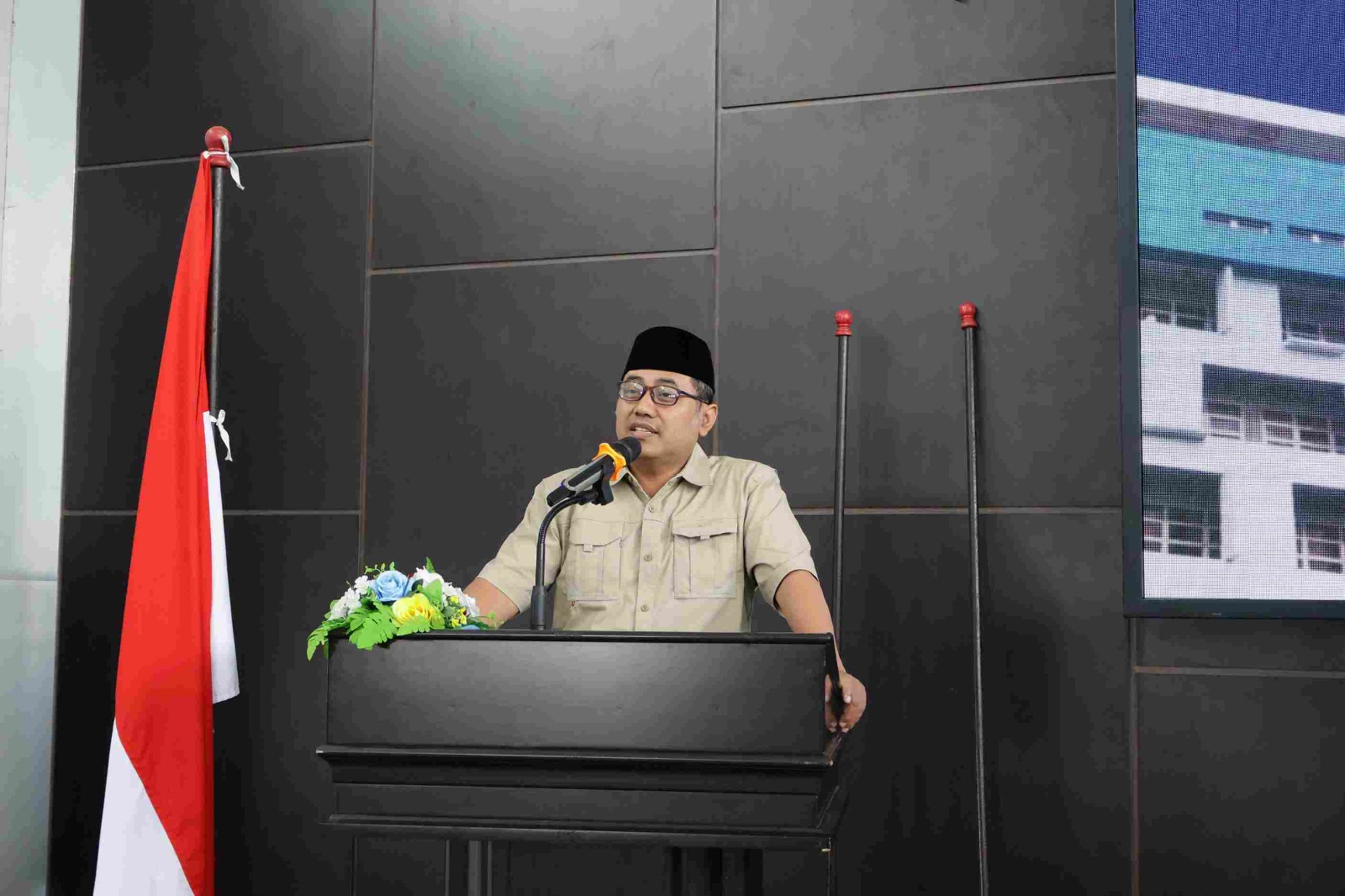 Prof. Dr. Khoirul Anwar, S.Pd., M.Pd Rektor Universitas Muhammadiyah Gresik saat  memberikan sambutan pada acara pembukaan One Day One Class