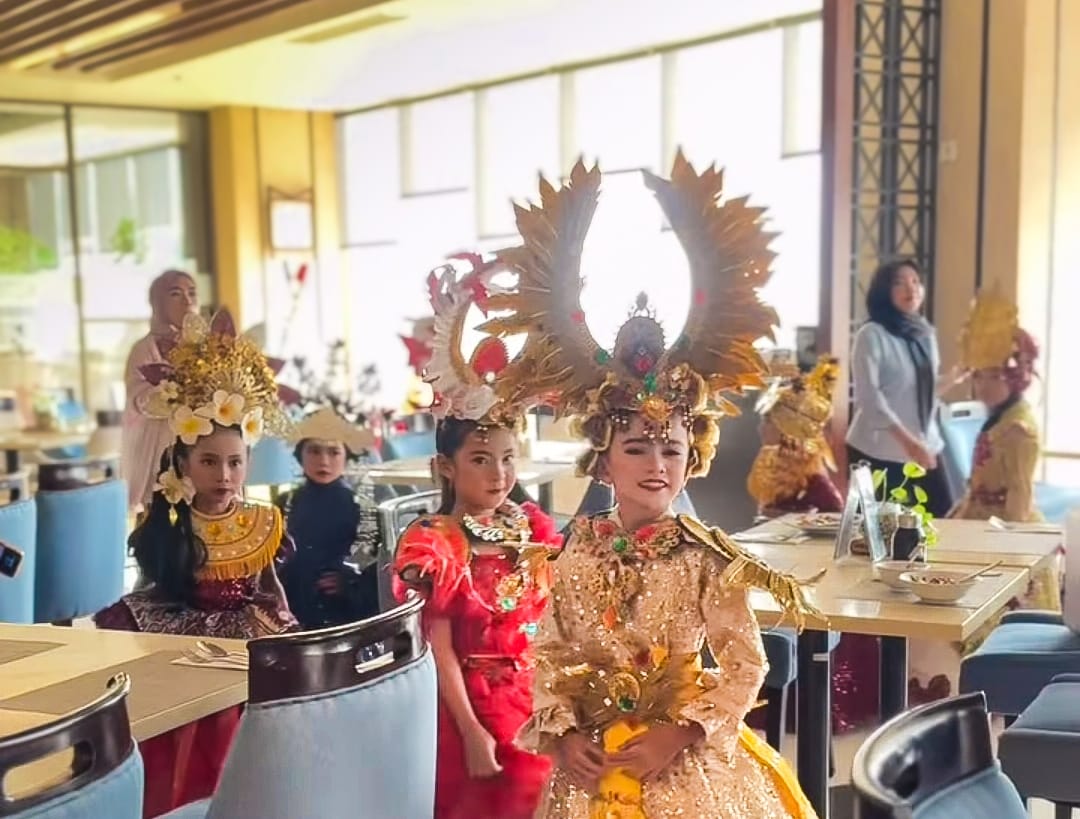 LUNCH SPESIAL  Model Cilik Unjuk Kebolehan di Fashion Show Kartini Aston Gresik Saat Jam Makan Siang