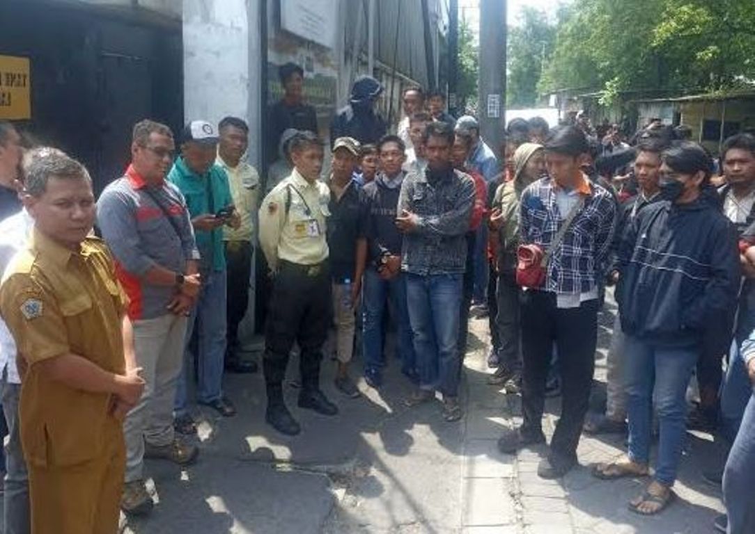 Buruh di Gresik Mogok Kerja karena Pemotongan Gaji Tanpa Pemberitahuan.