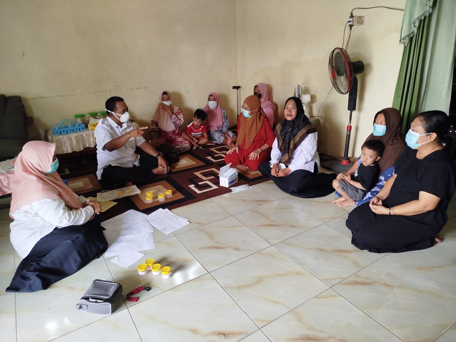SKRINING : Petugas Dinkes Gresik melakukan skrining dan  sosialisasi pencegahan TBC.