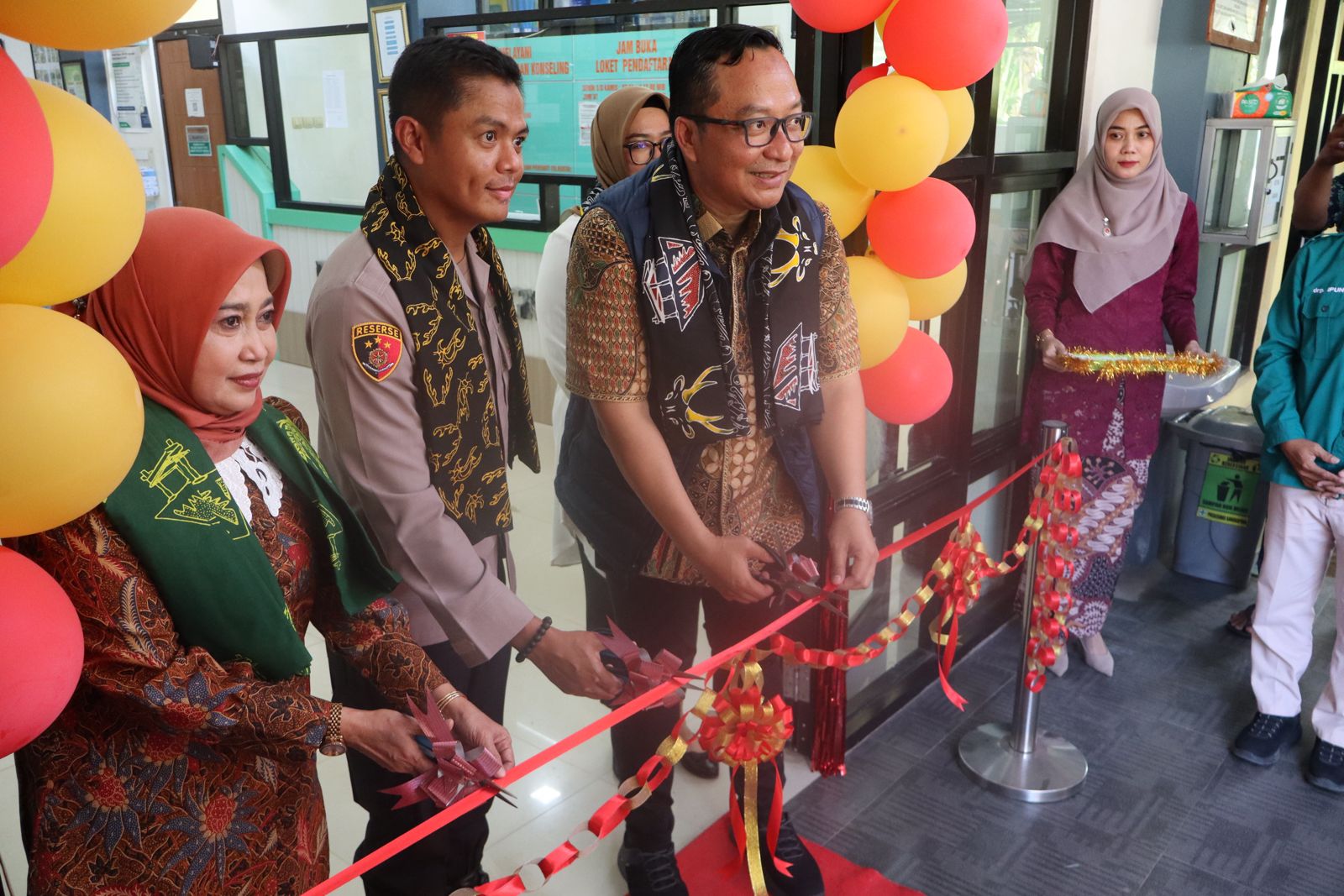 PROGRAM 100 HARI BUPATI0WABUP: Wakil Bupati Gresik, dr. Asluchul Alif meresmikan Ruang Rawat Inap di Puskesmas Sangkapura, Pulau Bawean, Selasa (22/4/2025).
