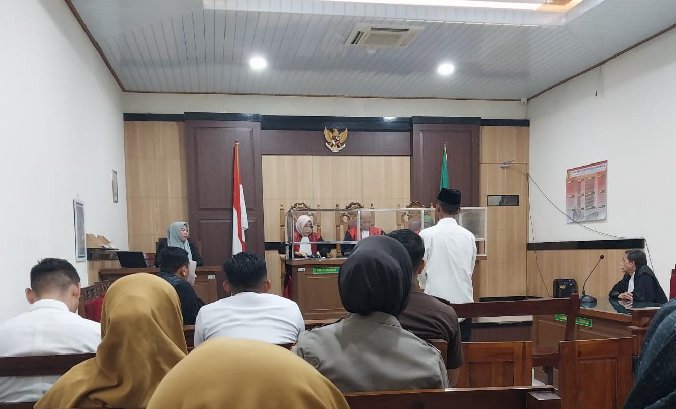 SIDANG: - Mantan Kepala Desa (Kades) Sekapuk, Kecamatan Ujungpangkah, Gresik, Abdul Halim (AH), divonis 5 bulan tahanan oleh majelis hakim Pengadilan Negeri (PN) Gresik dalam kasus penggelapan aset