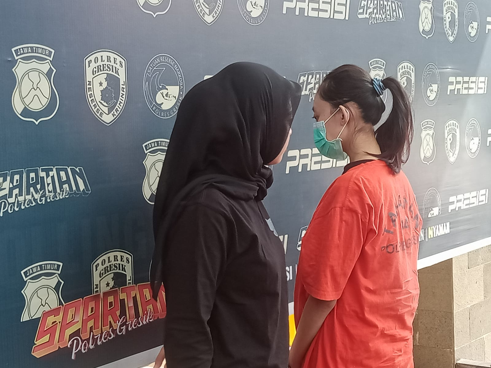 DIAMANKAN: Tersangka berinisial JC saat diamankan di Mapolres Gresik.