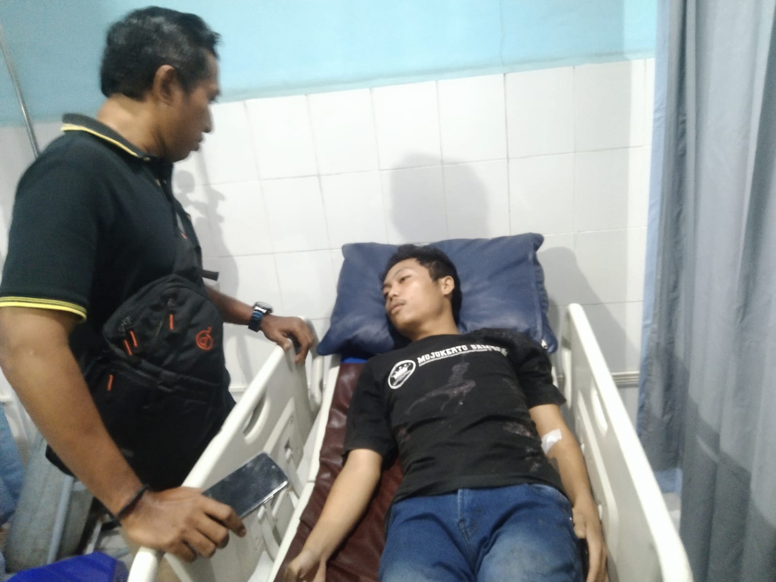 DIRAWAT : Korban Suyanto saat mendapatkan perawatan di Rumah Sakit Randegansari Husada, Kecamatan Driyorejo.