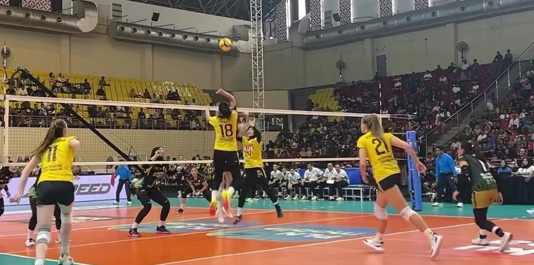 MENANG : Tim bola Voli Gresik Petrokimia Pupuk Indonesia saat bertanding menang melawan tim voli Electric PLN di GOR Jatidiri, Semarang, Jawa Tengah.