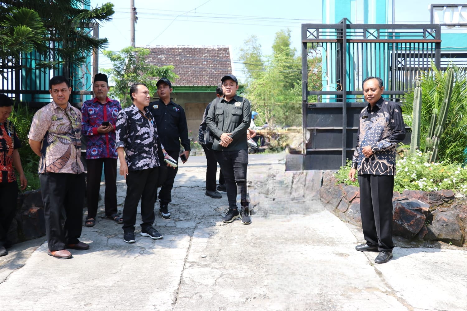 Ketua Komisi 1 DPRD Gresik, M Rizaldi Saputra melihat langsung kondisi tanah yang disengketakan, Kamis (24/04) kemarin.