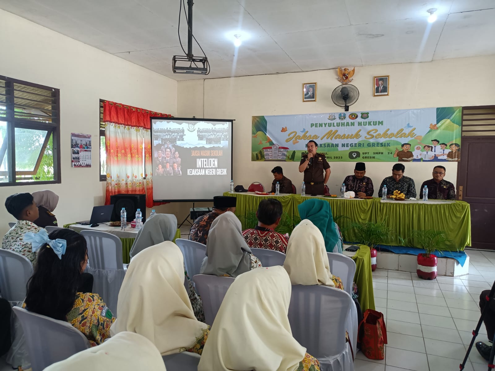SADAR HUKUM SEJAK DINI : Kegiatan Jaksa Masuk Sekolah di UPT SMPN 24 Gresik membekali siswa dengan pengetahuan tentang hak, kewajiban, dan konsekuensi hukum.