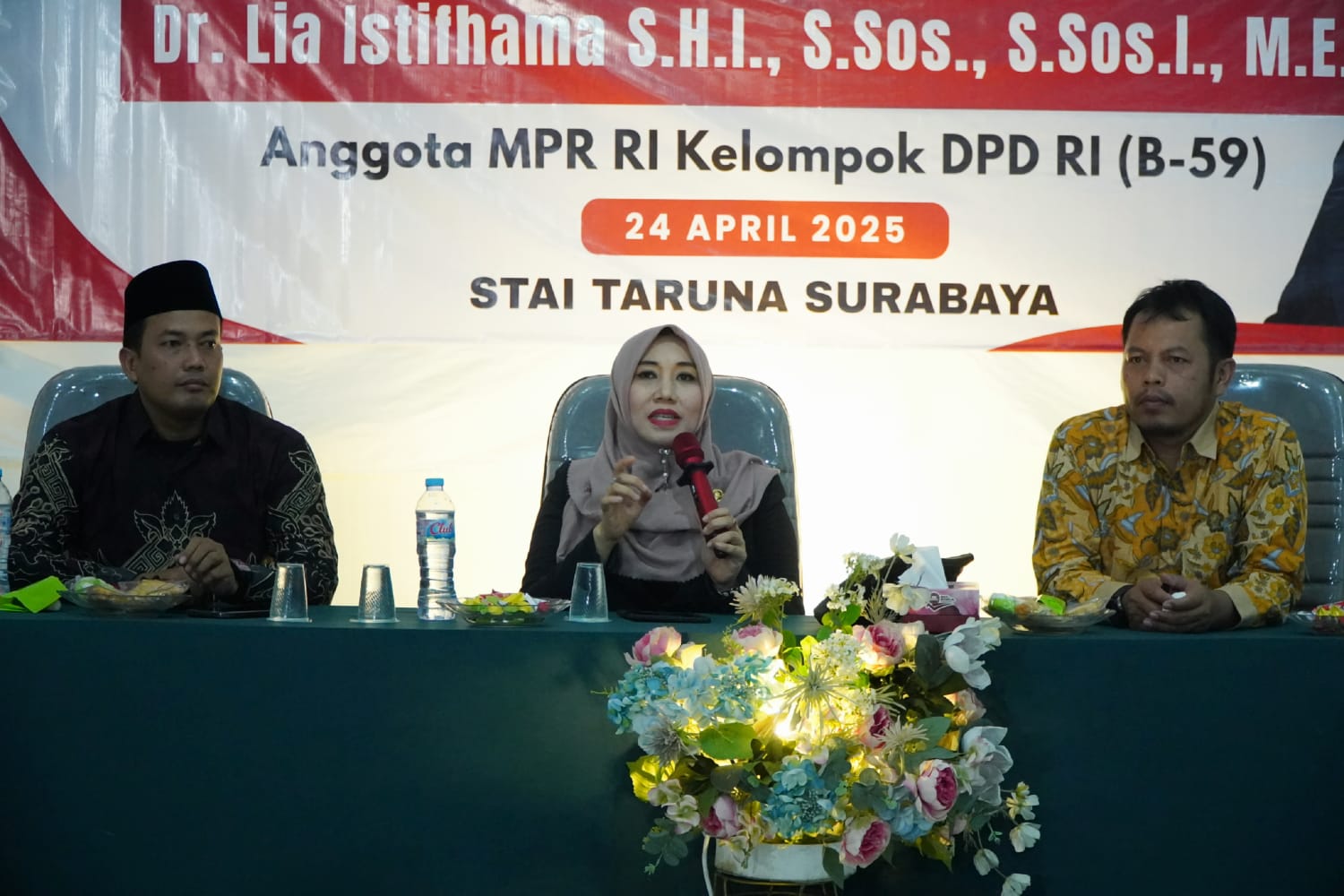 PENJELASAN: Ning Lia Istifhama memberikan penjelasan tentang pertanyaan masyarakat
