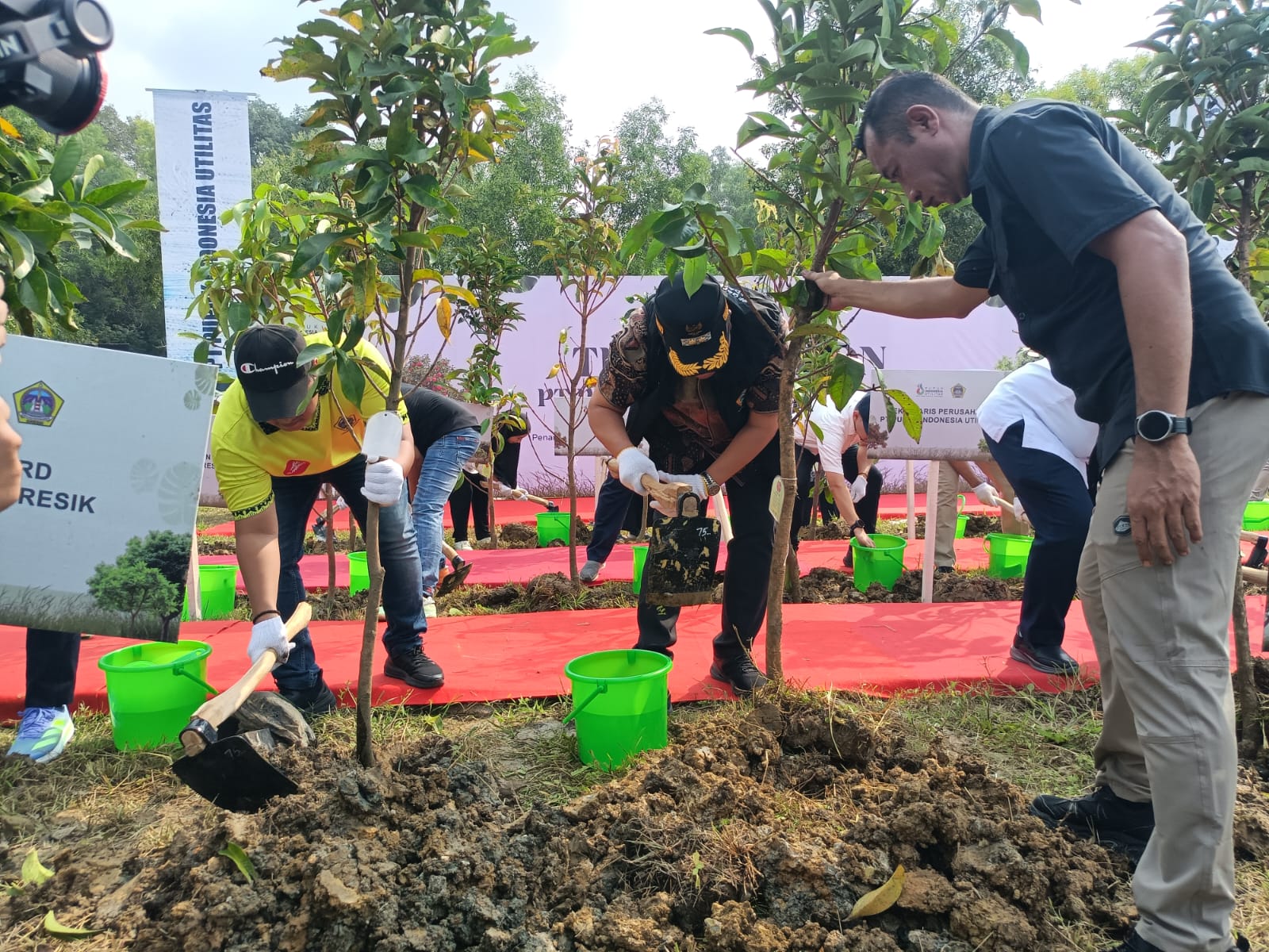 PEDULI LINGKUNGAN : Wakil Bupati Gresik dr. Ashluchul Alif  dan Ketua DPRD Gresik M. Syahrul Munir mengawali penanaman pohon yang diikuti 250 CPNS dalam rangka Hari Bumi.