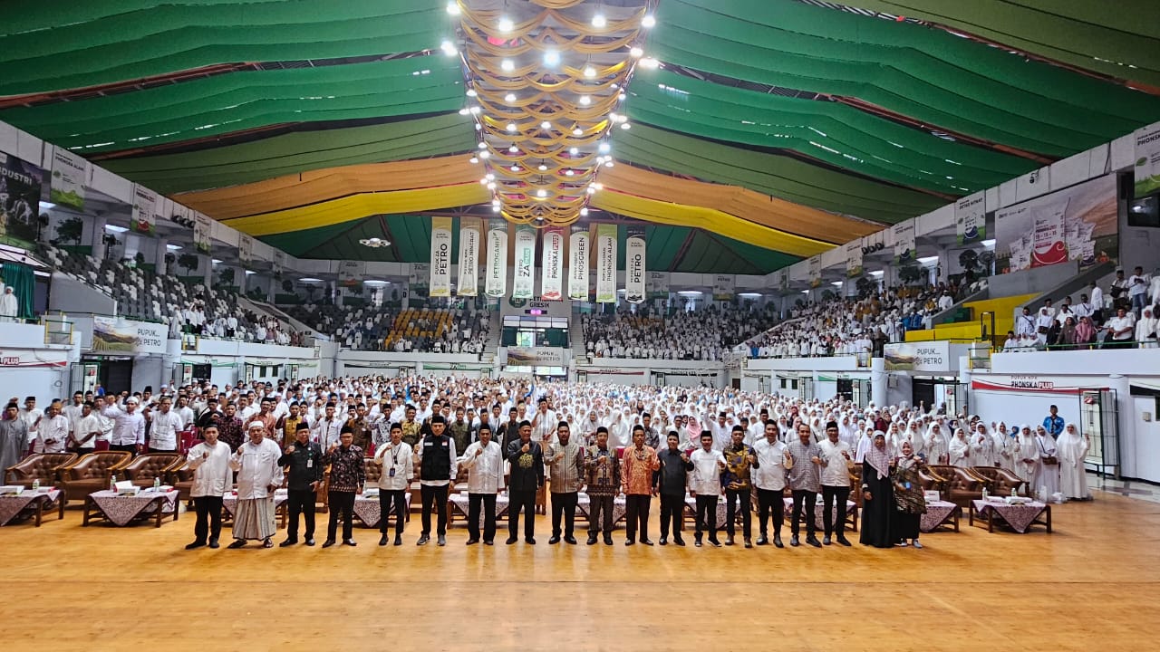 MANASIK : Para calon jamaah haji melakukan bimbingan manasik haji di GOR Tri Dharma Petrokimia, Jumat (11/4).