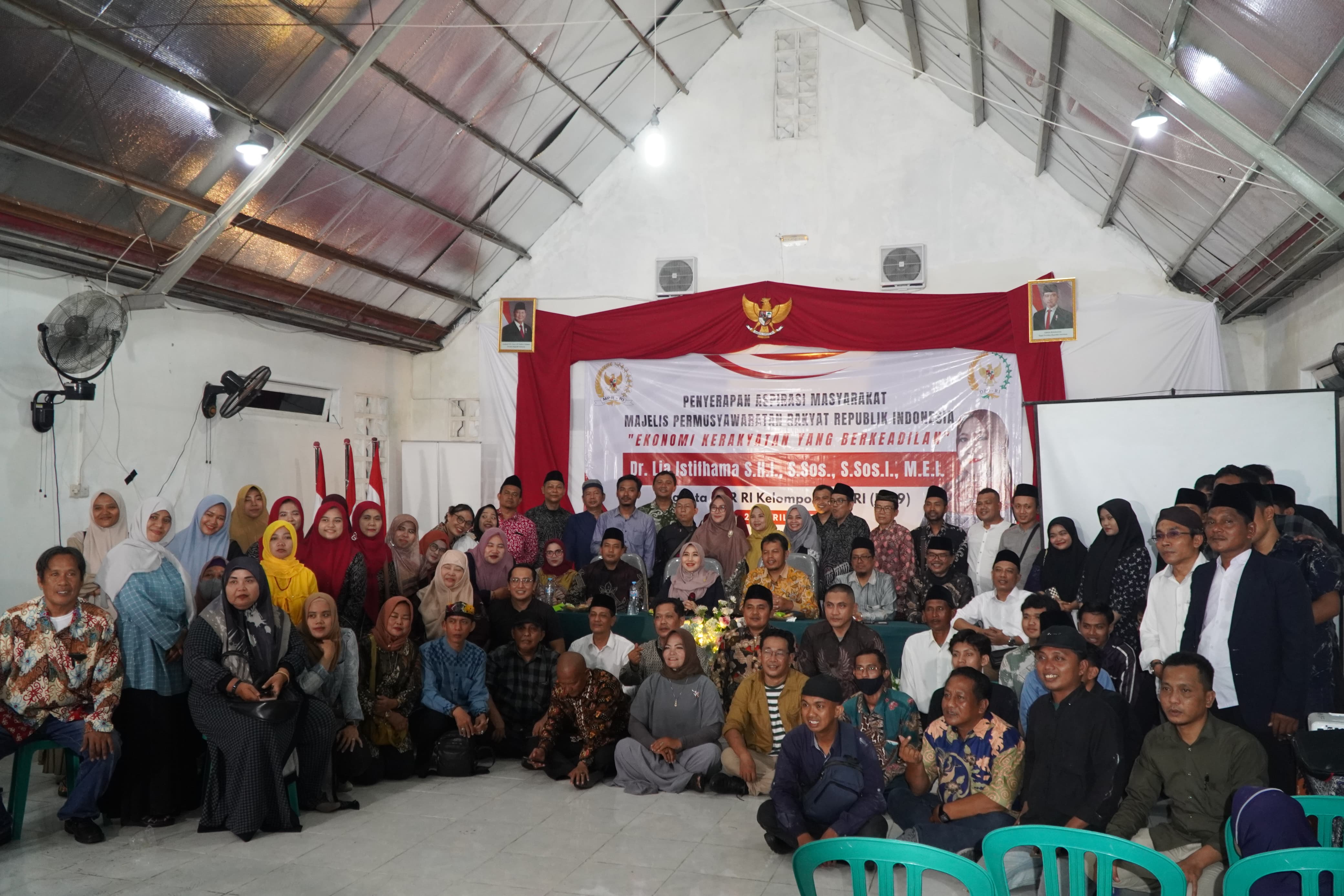 KOMPAk Ning Lia Istifhama bersama relawannya usai Asmasda di Stai Taruna Surabaya.