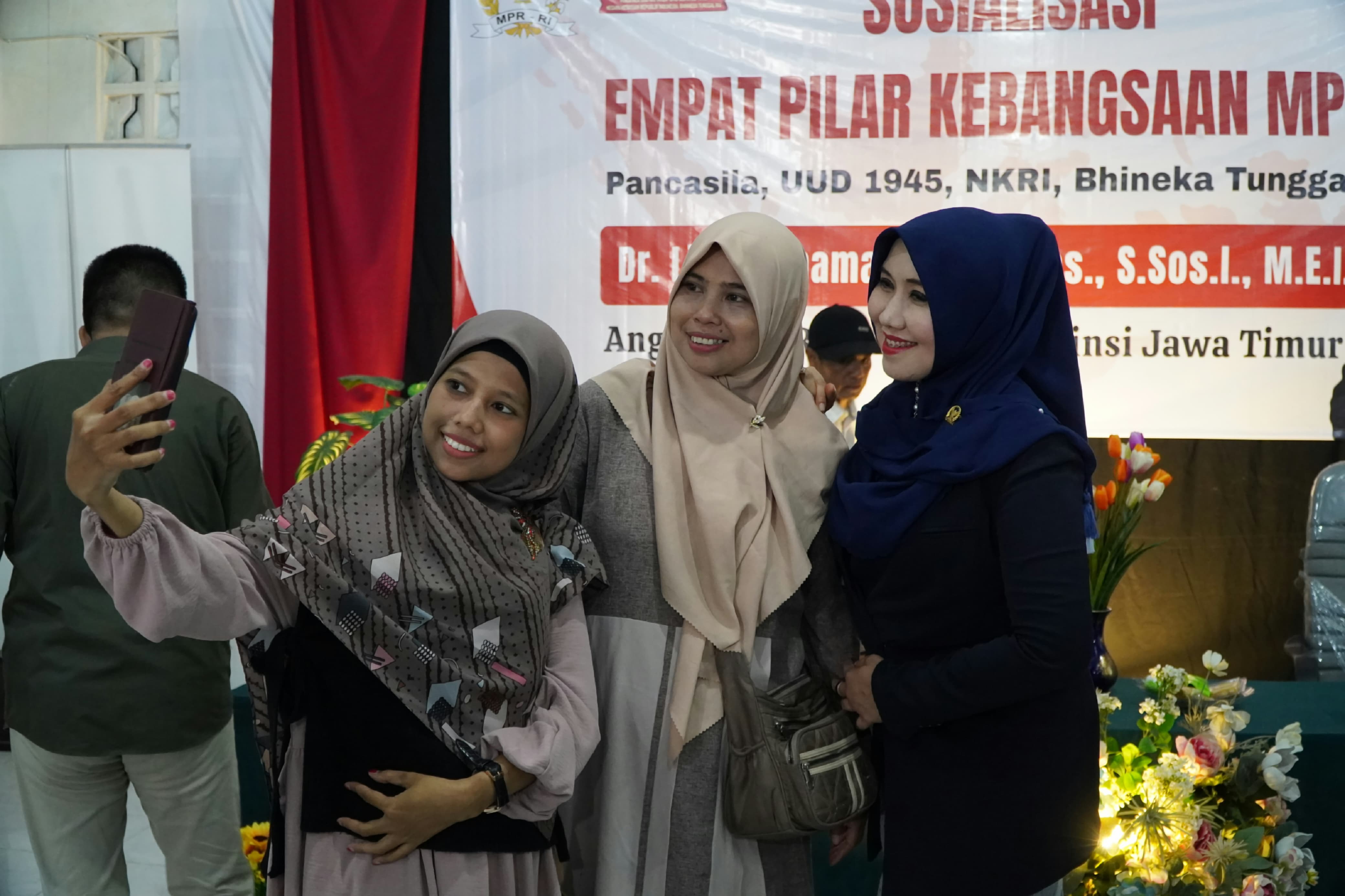 Usai Sosialisasi Empat Pilar MPR, Anggota DPD Lia istifhama diajak berfoto bersama dengan peserta