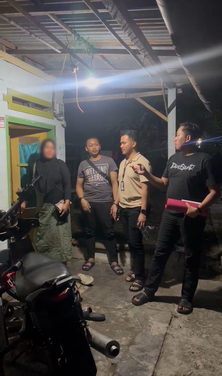 DIAMANKAN : Anggota Resmob Satreskrim Polres Gresik saat mengamankan tersangka FH di rumahnya yang berada di Kelurahan/Desa Jatirenggo, Kecamatan Glagah, Kabupaten Lamongan.