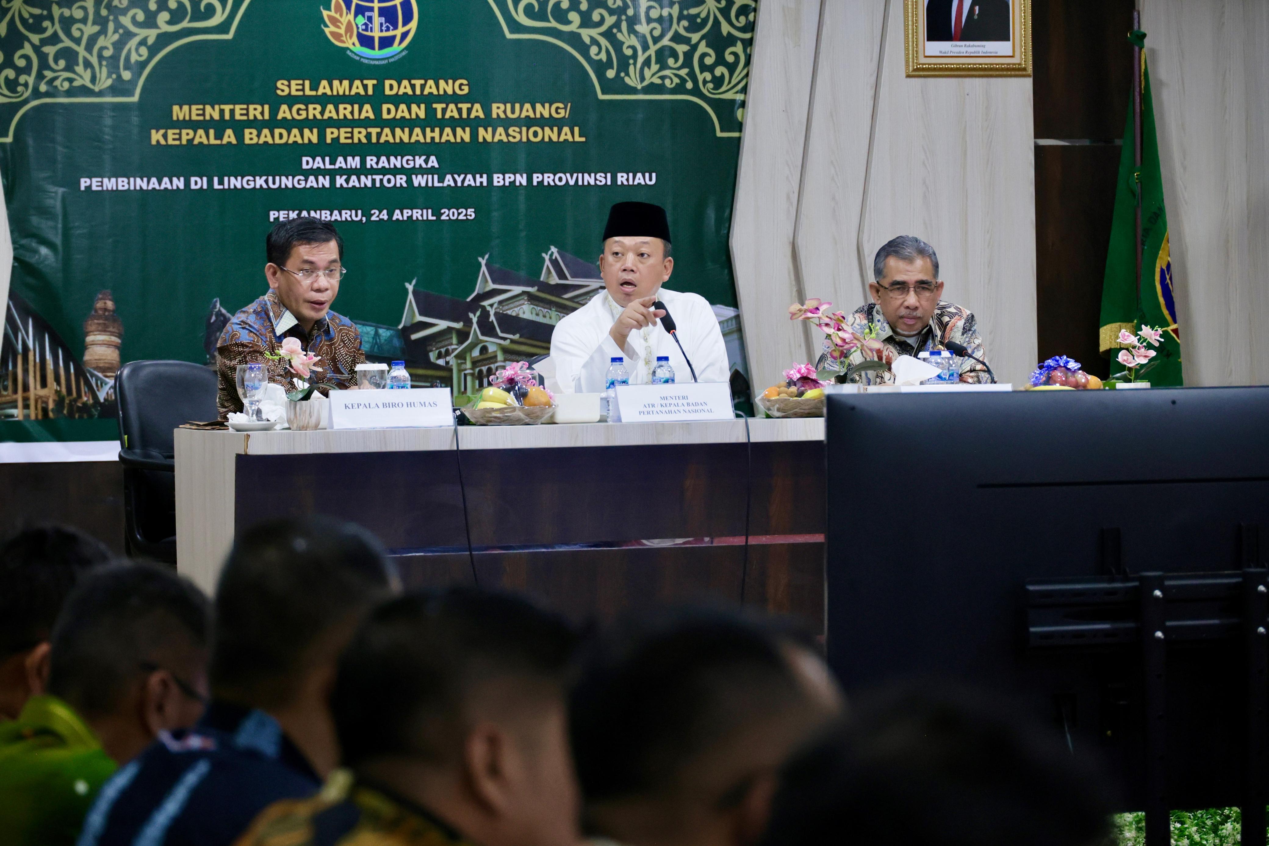 Menteri ATR/BPN, Nusron Wahid memberikan pengarahan kepada jajaran Kanwil BPN Provinsi Riau