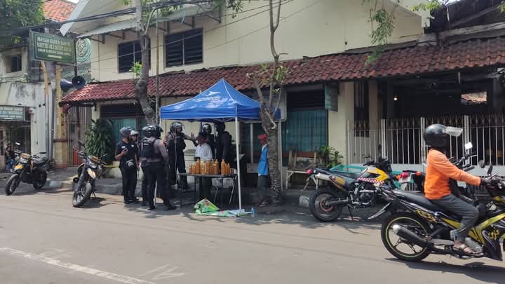 OLAH TKP : Anggota Kepolisian saat melakukan olah TKP kejadian pencurian motor di sebuah stand pedagang kaki lima (PKL) di Gresik.&nbsp;