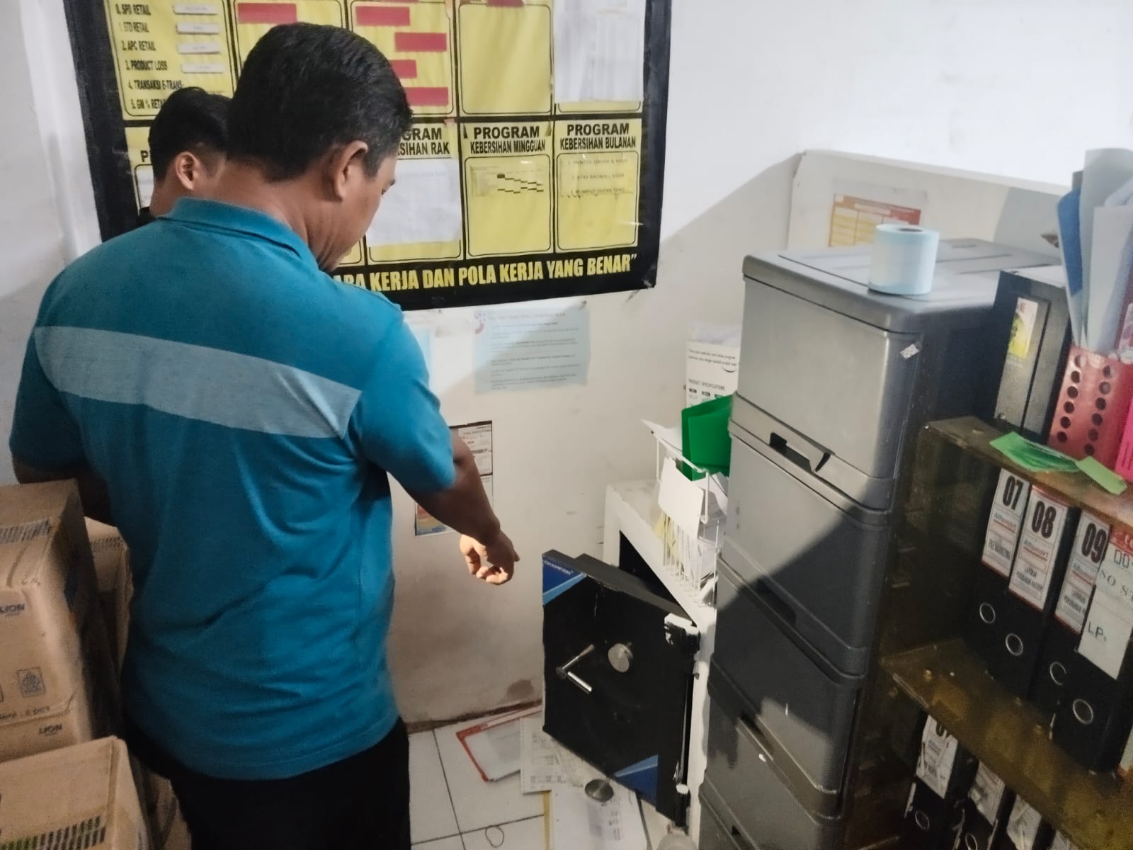 DIAMANKAN : Polisi.amankan satu pelaku kasus pembobolan Alfamart di Desa Metatu, Kecamatan Benjeng, Gresik.