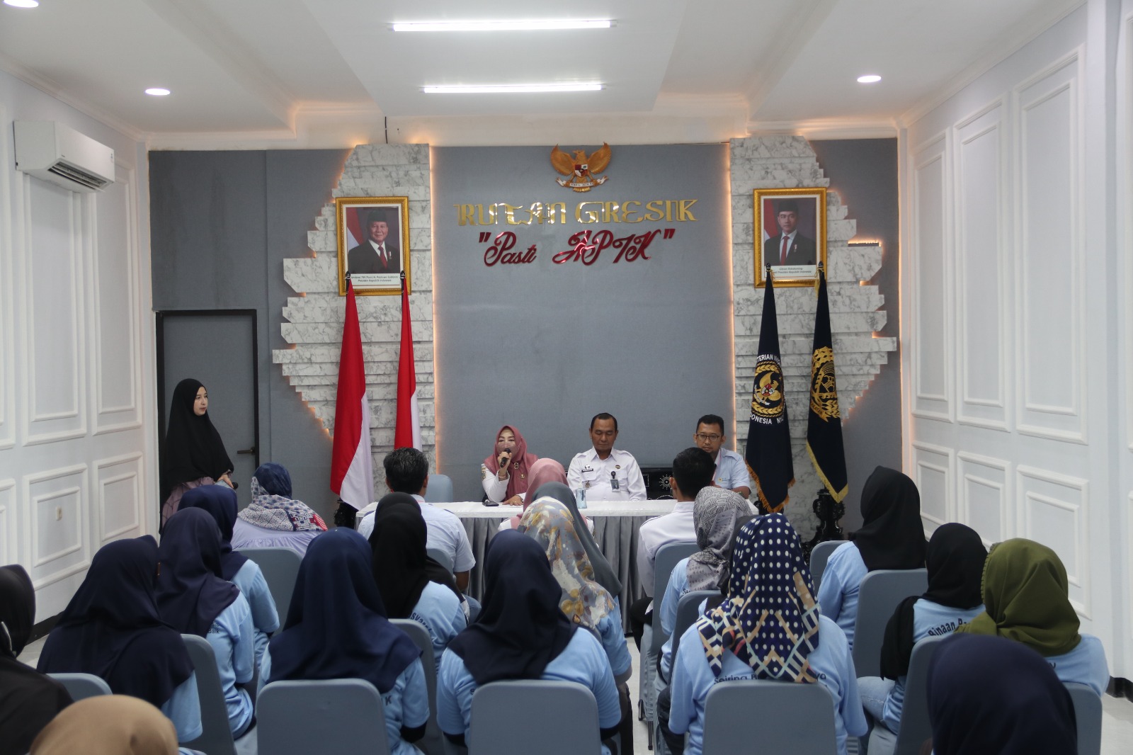 DILATIH : Belasan warga binaan perempuan saat mengikuti pelatihan Crochet oleh Dinas KBPPA Kabupaten Gresik, Yayasan Lohjinawe, dan PLN di Aula Rutan Kelas IIB Gresik.
