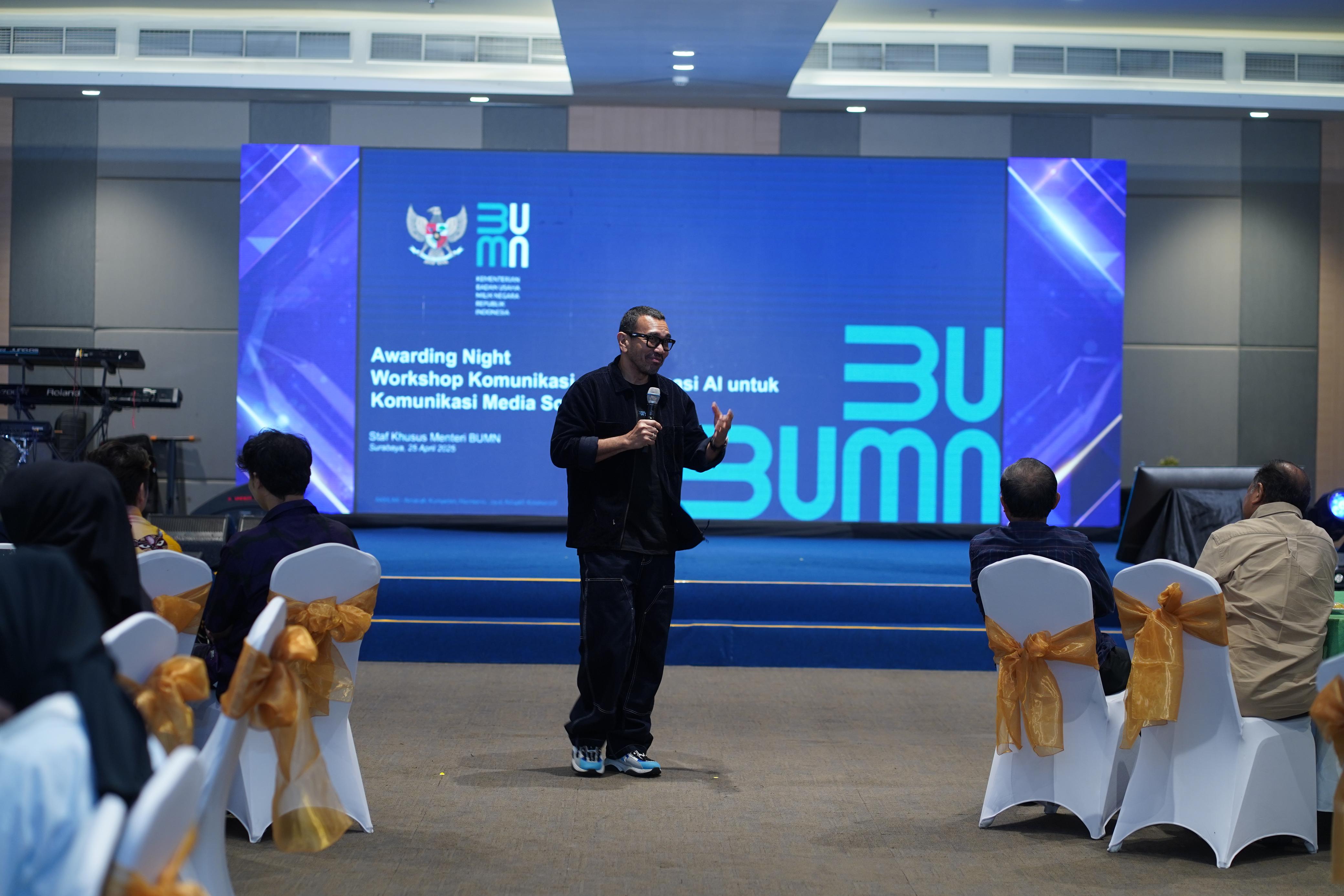 Stafsus Menteri BUMN Arya Sinulingga memberikan paparan dihadapan peserta workshop.