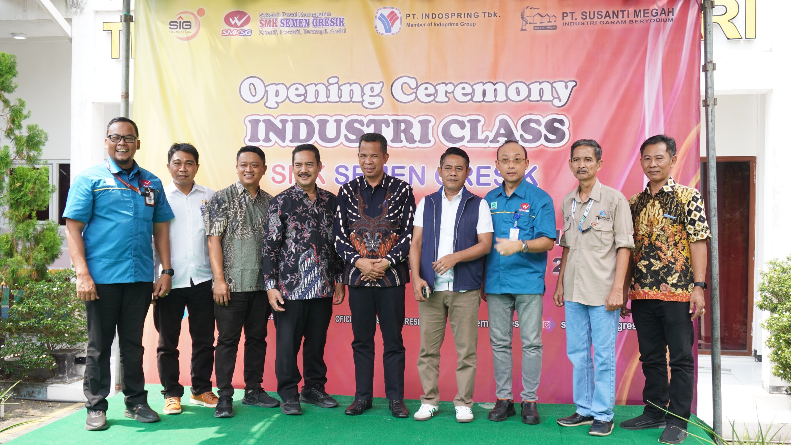 Terobosan Vokasi Gresik: SMK Semen Gandeng Indospring & Susanti Megah Lahirkan Kelas Industri Unggulan.