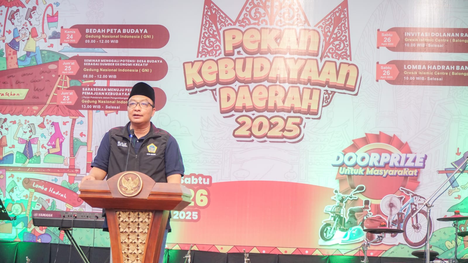 ARESIASI: Wakil Bupati Gresik, dr. Asluchul Alif saat memberikan sambutan puncak acara Pekan Kebudayaan Daerah (PKD) 2025 di Islamic Center Gresik.