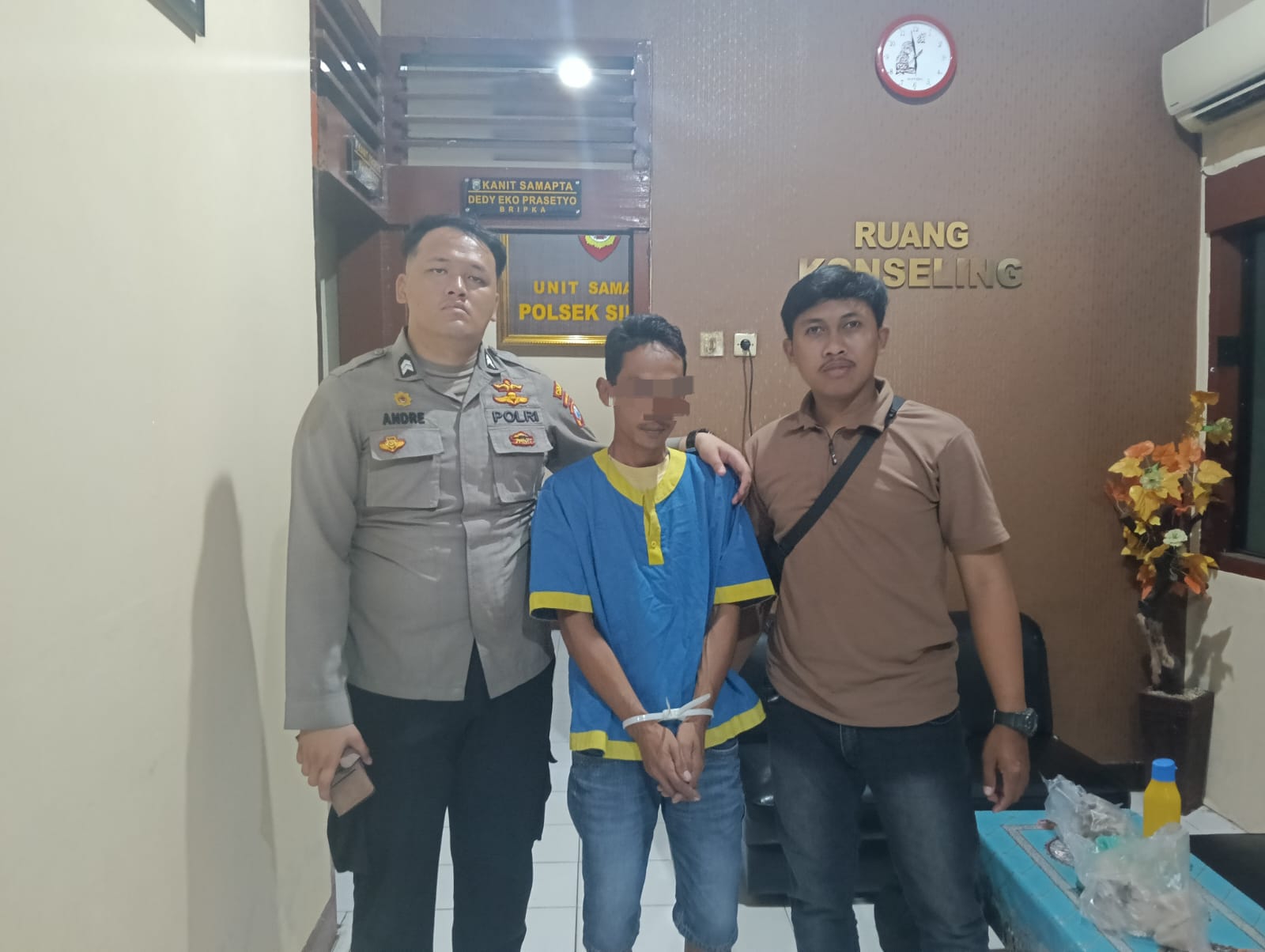 DIAMANKAN : Tersangka kasus penggelapan mobil Agus Suyanto saat diamanakan anggota di Mapolsek Sidayu, Gresik.