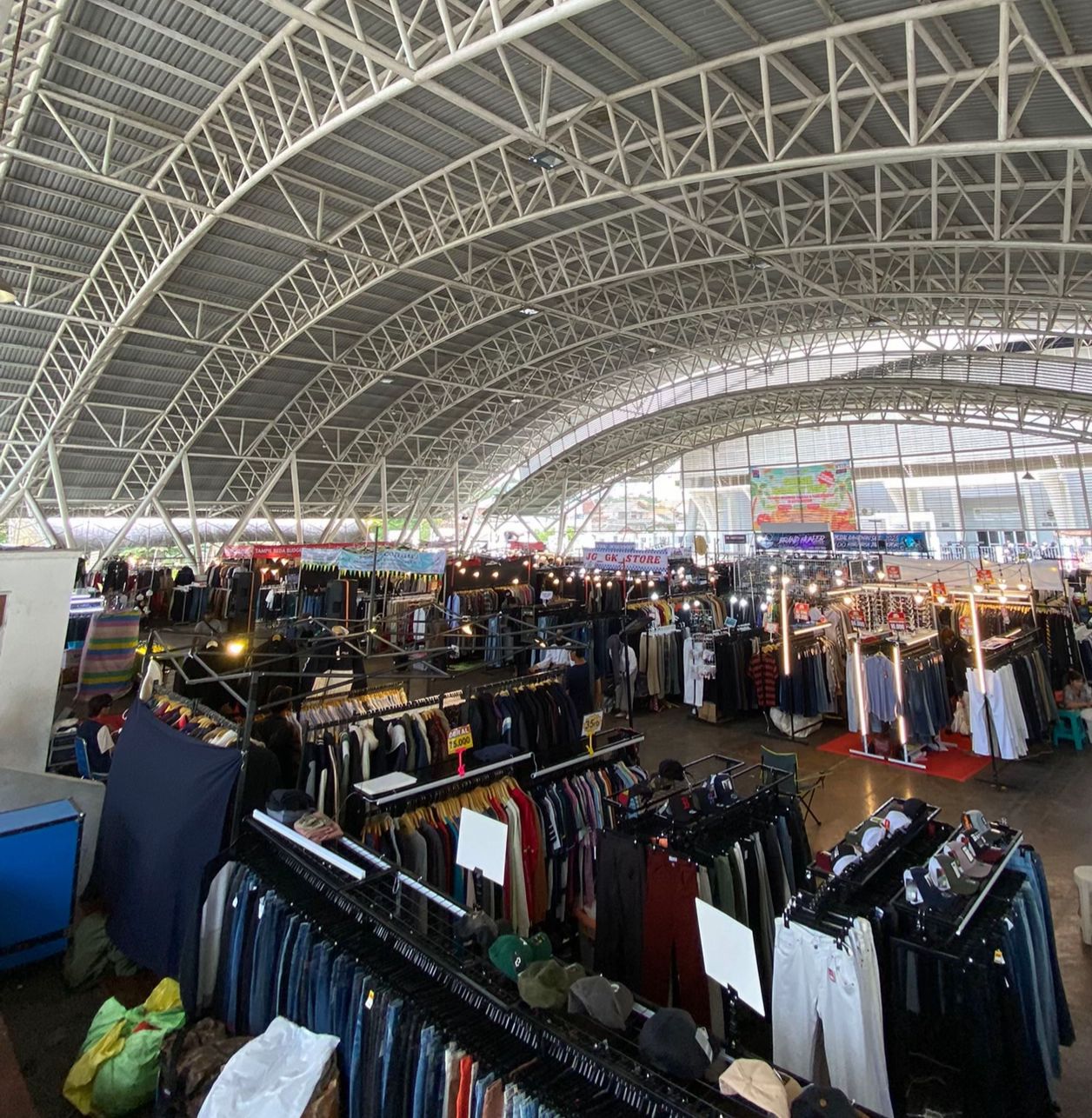 Gresik Jadi Pusatnya Thrift, Tawarkan Outfit Keren dan Berkualitas.