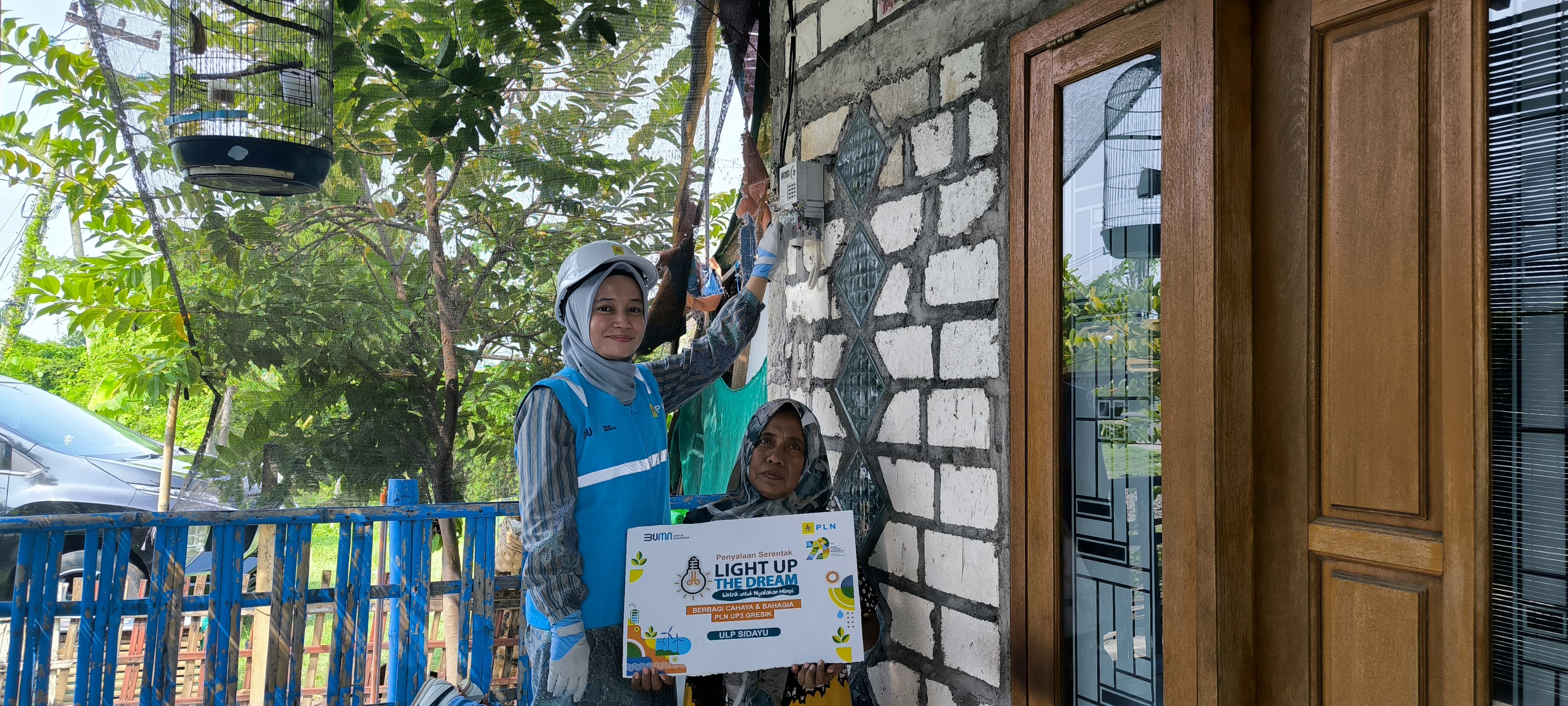 Senang : Eni, warga pra sejahtera di Desa Banyuurip Kecamatan Ujungpangkah mendapatkan layanan program LUTD dari PLN UP3 Gresik.